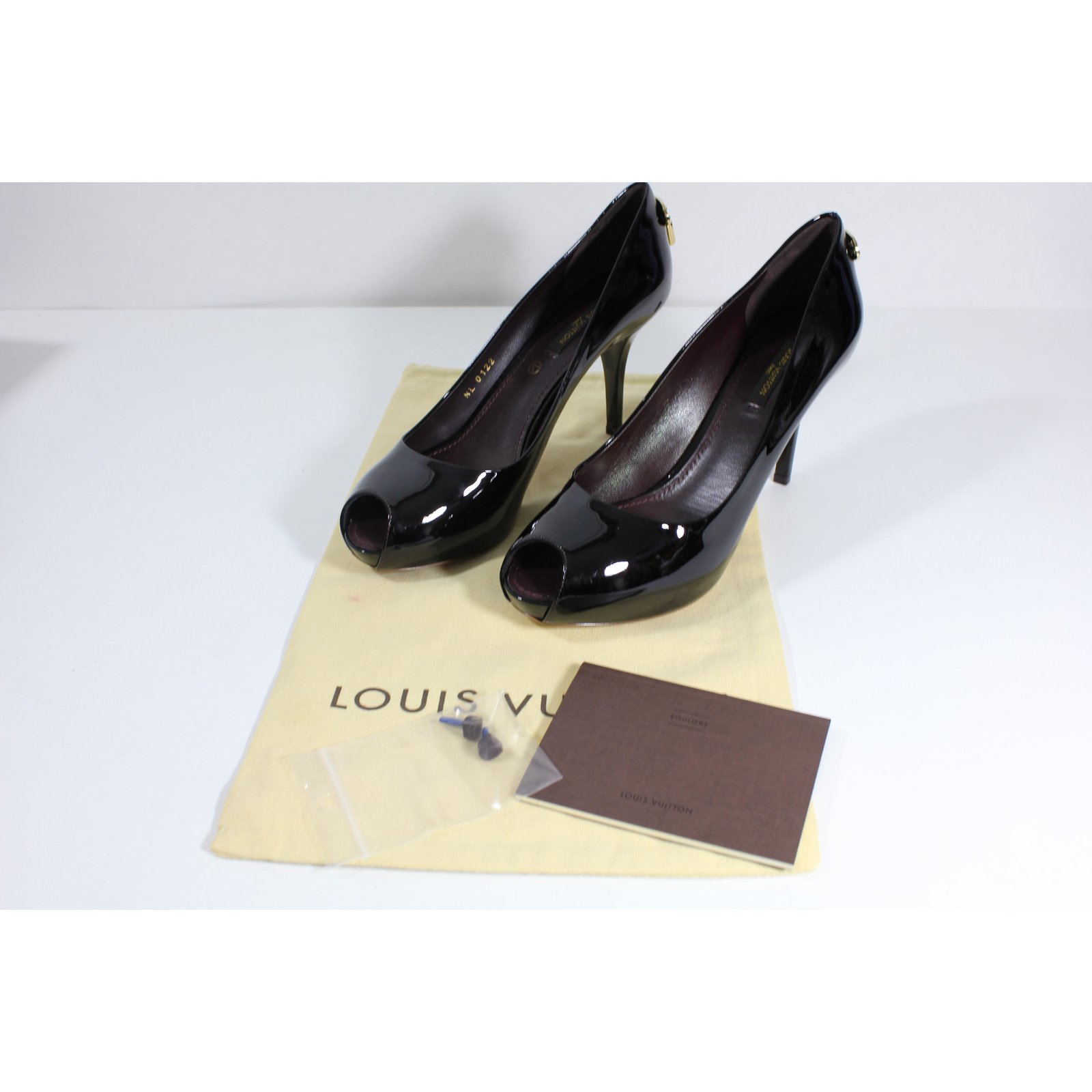 Louis Vuitton Heels Black Patent leather ref.13179 - Joli Closet