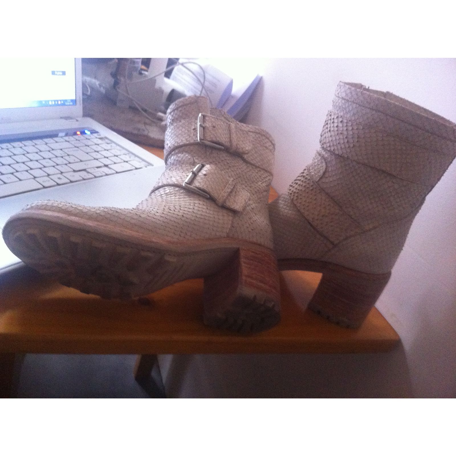 Bottes Free Lance Geronimo En Daim Gris Brodé Argent - Taille 38.5 - Occasion Excellent état