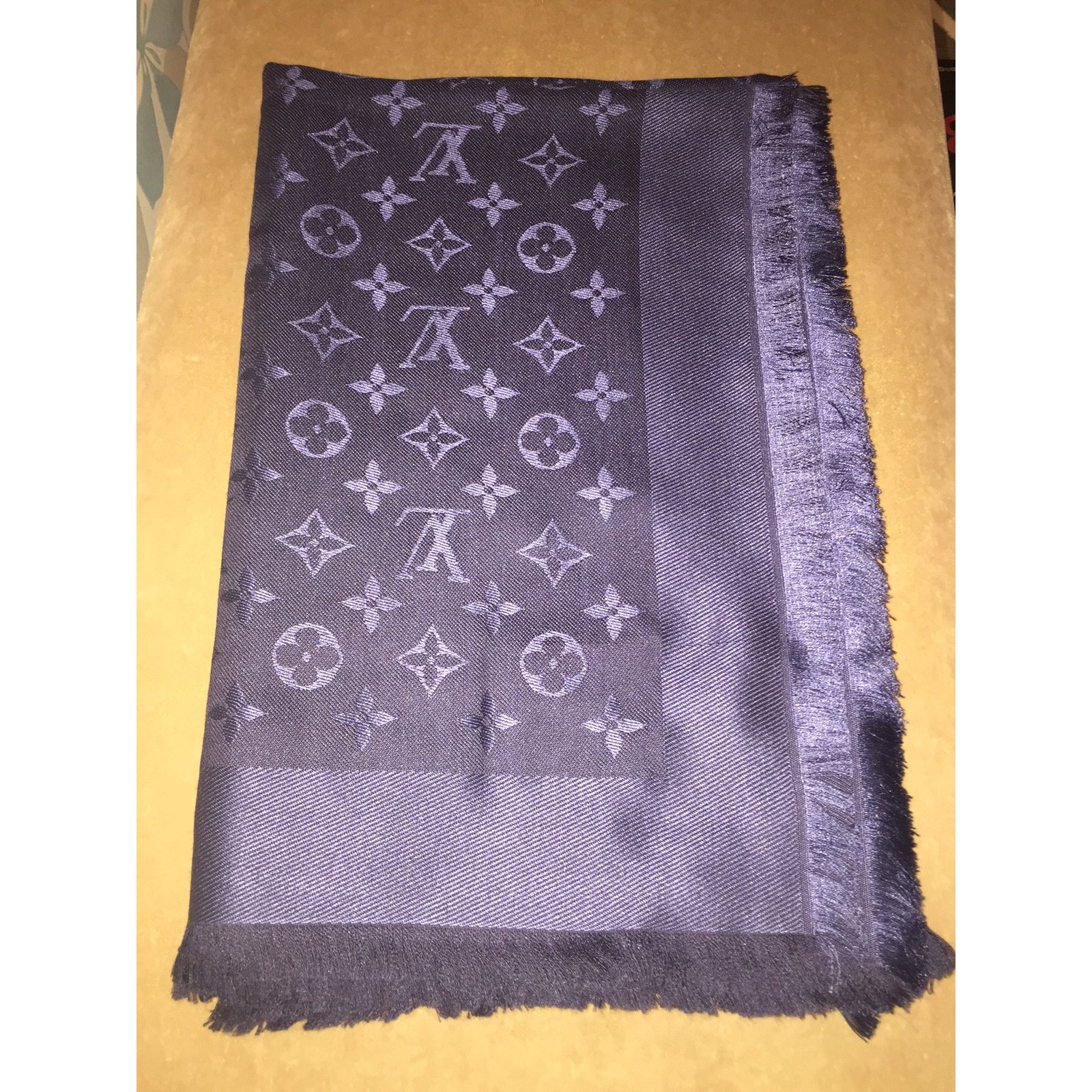 Louis Vuitton shawl Blue Silk ref.21807 - Joli Closet