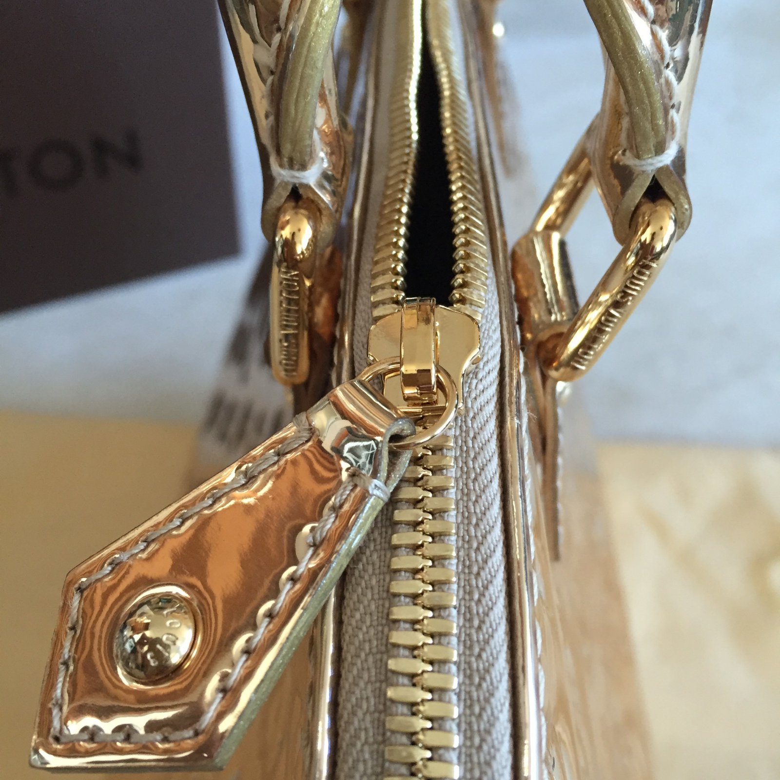 Louis Vuitton ALMA MM MIROIR DORE GOLD - SPECIAL EDITION Golden Patent  leather ref.23487 - Joli Closet