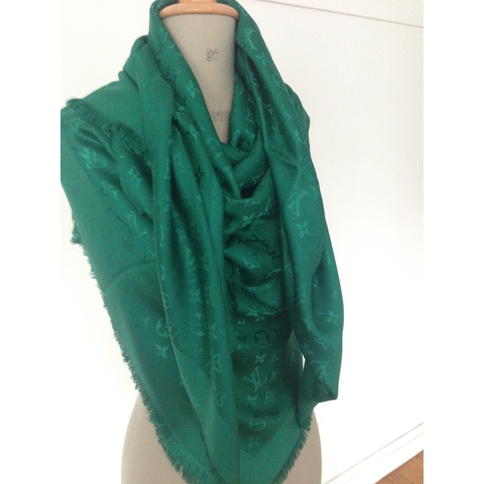 Louis Vuitton LV Shawl green Dark green Silk ref.272092 - Joli Closet