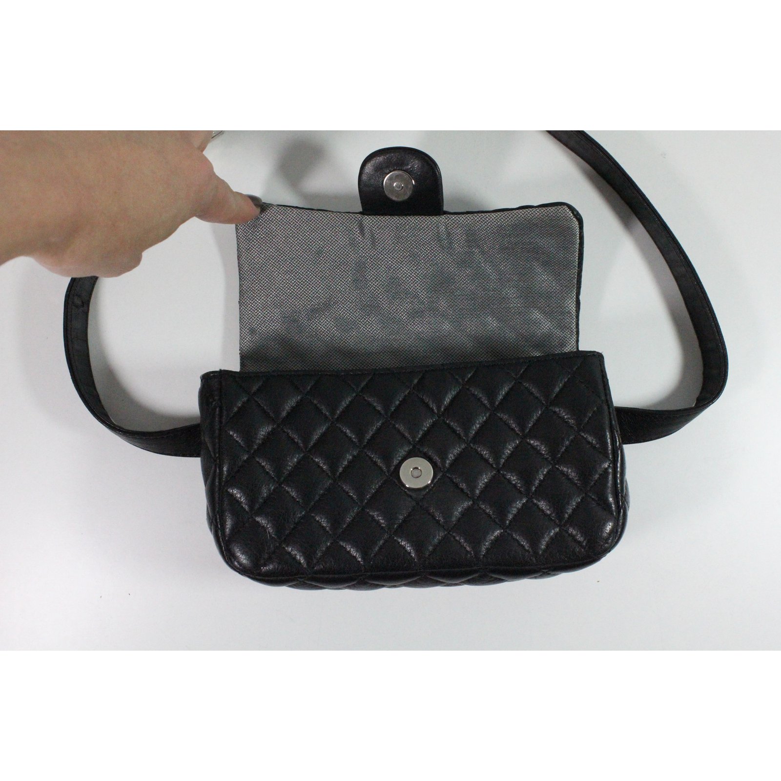 depot vente de luxe en ligne chanel pochette ceinture en cuir matelassÃ©  noir