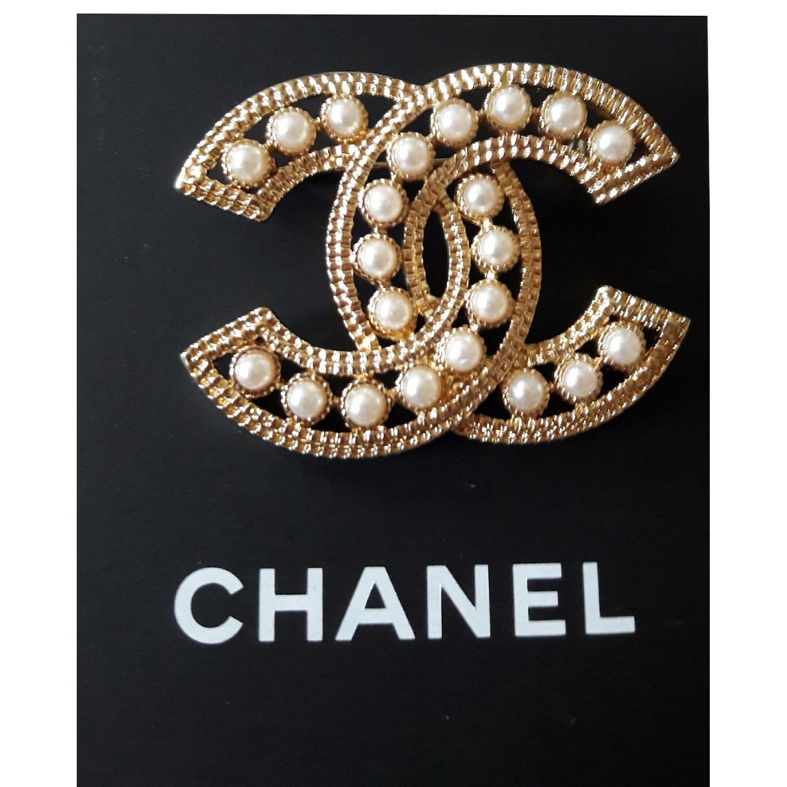 Broches Chanel Broche CC Chanel Métal Doré ref.30765 - Joli Closet