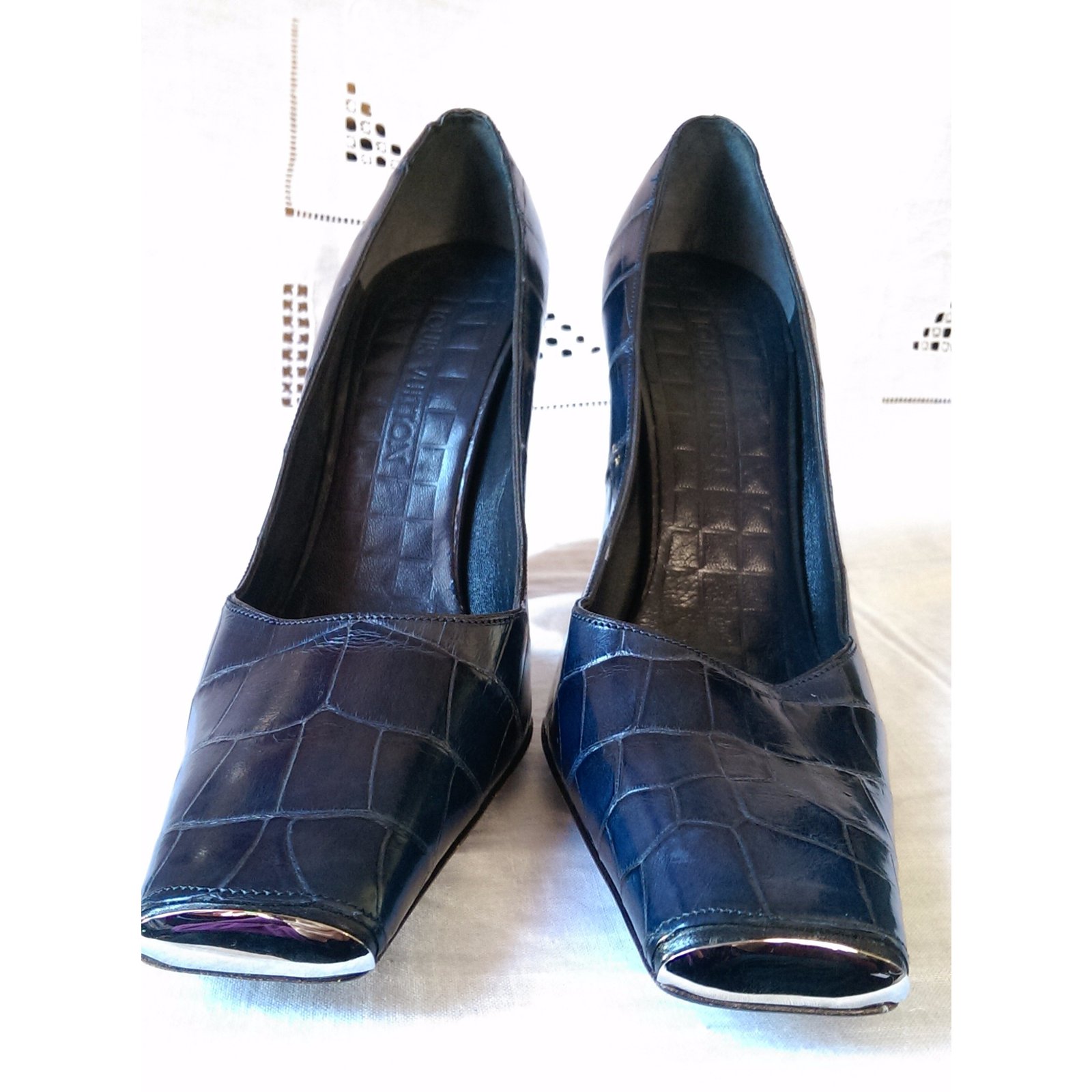 Louis Vuitton Heels Golden Dark blue Patent leather Metal ref.725367 - Joli  Closet