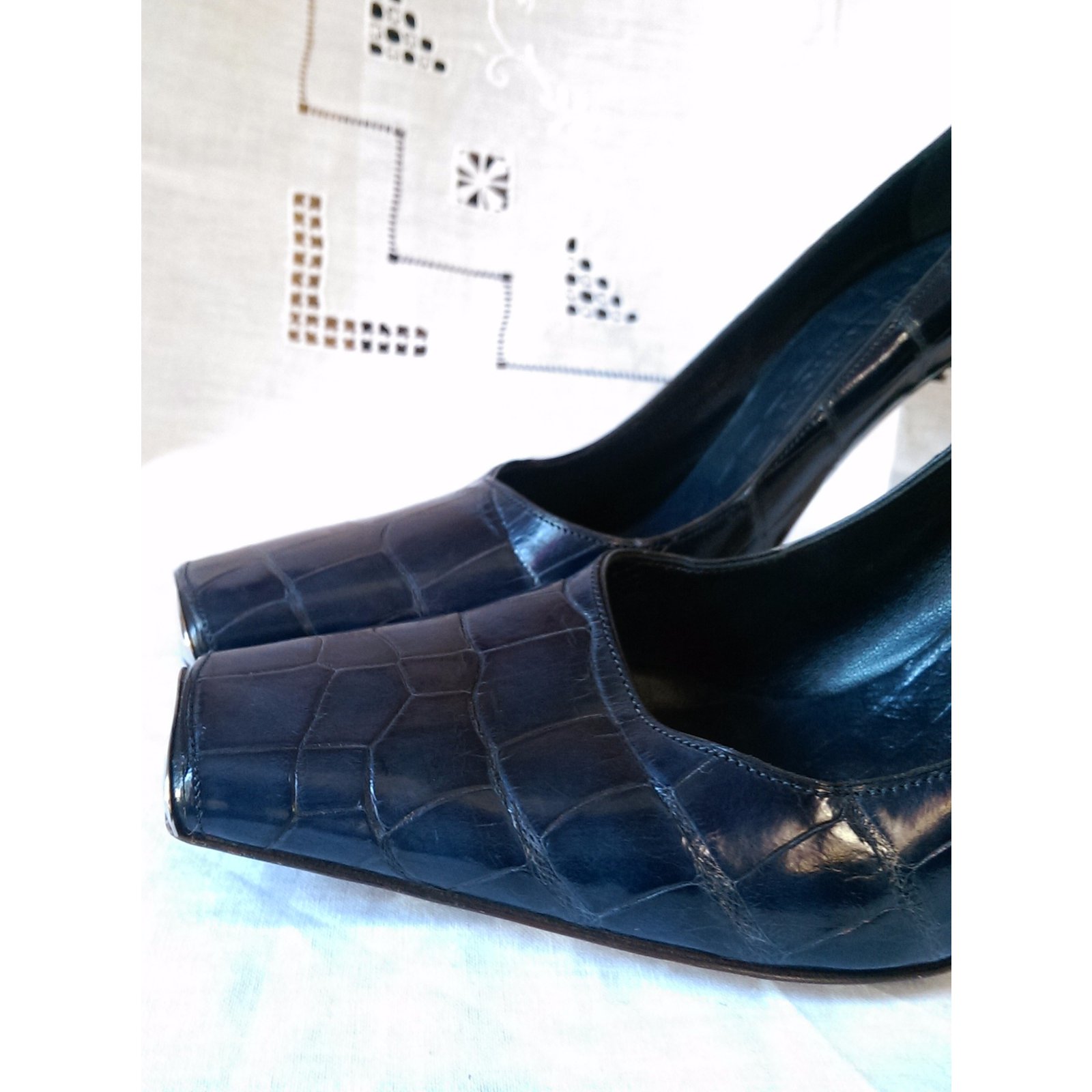 Louis Vuitton Heels Golden Dark blue Patent leather Metal ref.725367 - Joli  Closet