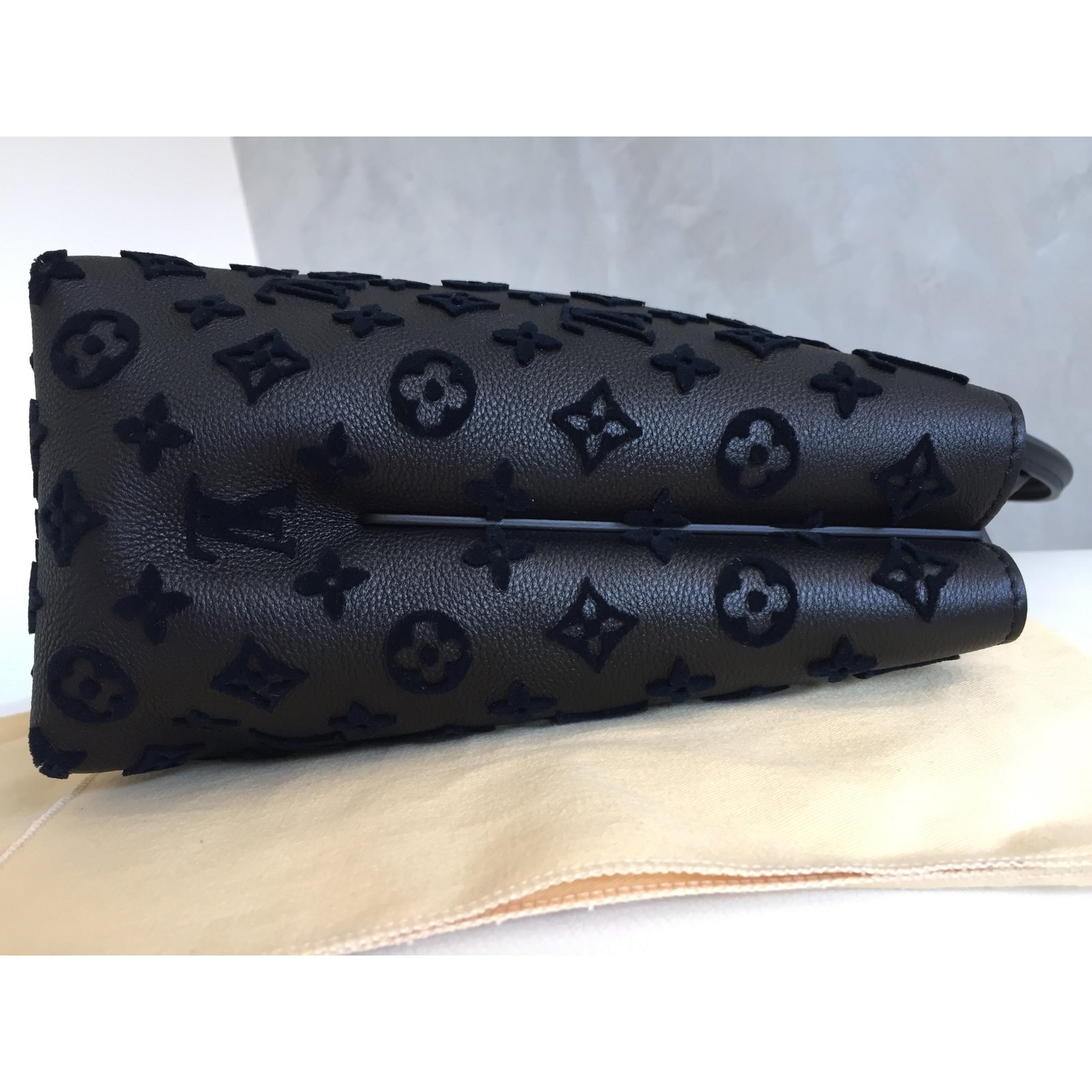 Louis Vuitton Sac à main LV Loop noir Cuir ref.821168 - Joli Closet