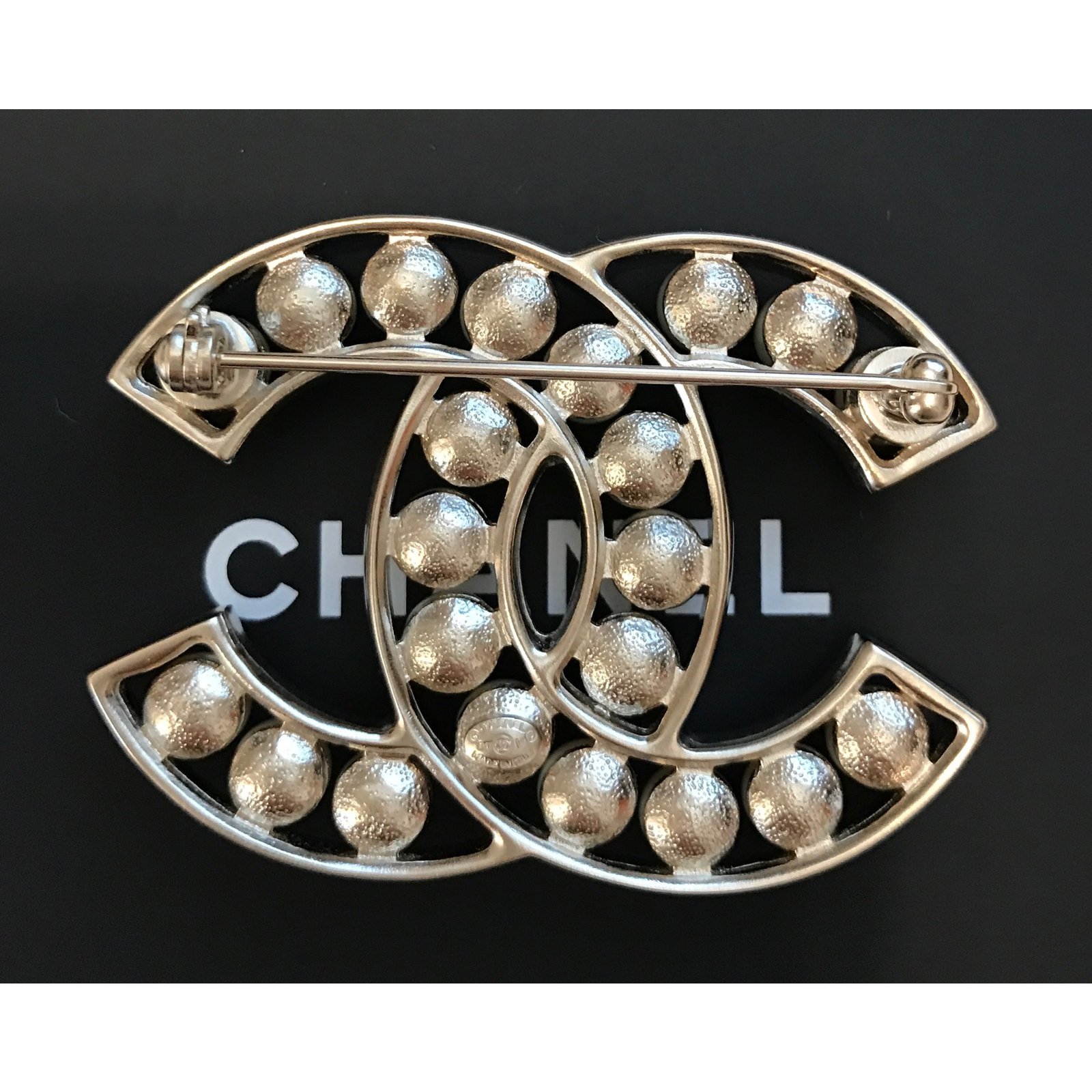 Chanel Pin & brooch Golden Metal ref.38566 - Joli Closet