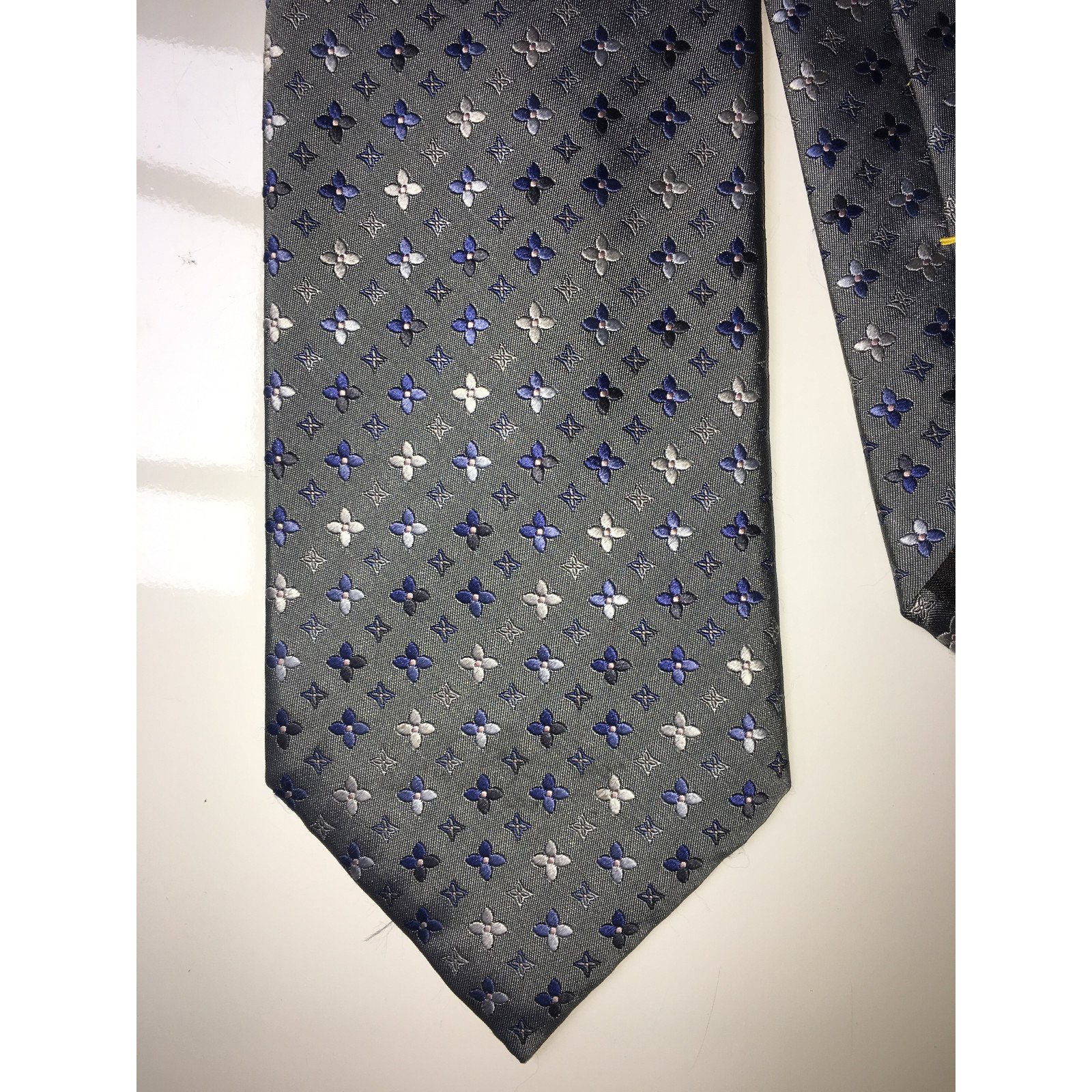Silk tie Louis Vuitton Grey in Silk - 27476391