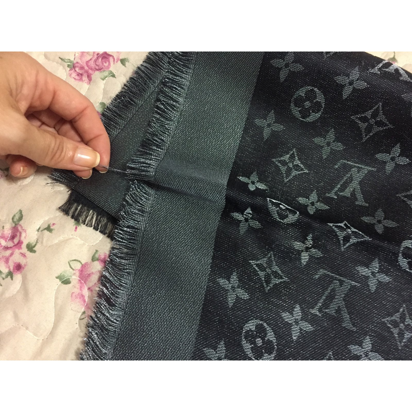 Louis Vuitton Scarves Black Silk ref.42152 - Joli Closet