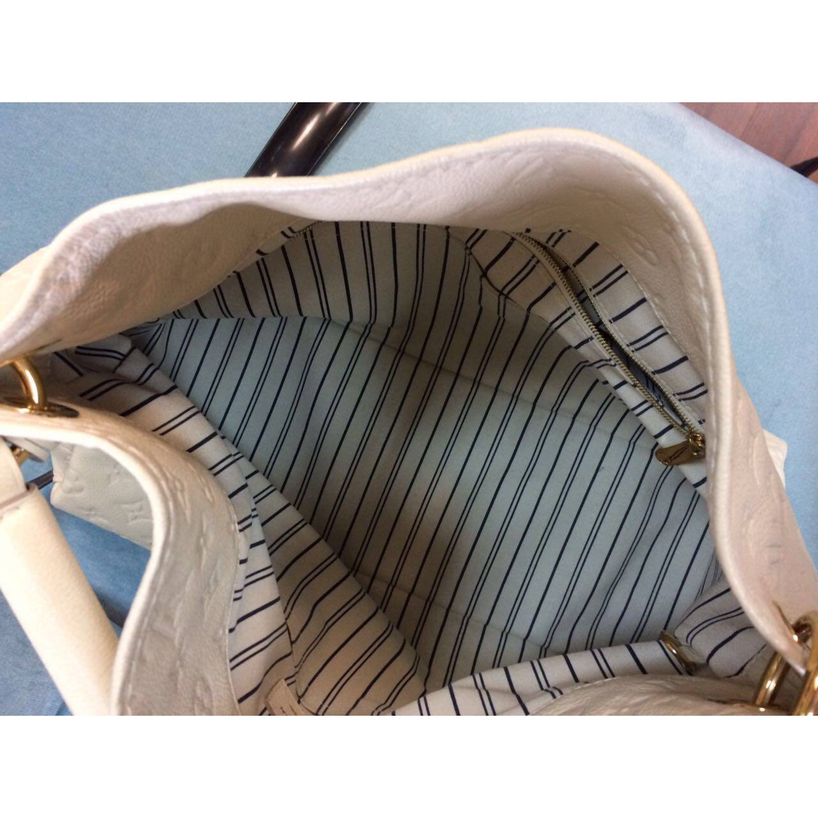 Louis Vuitton Artsy MM White – Casstlo Bags