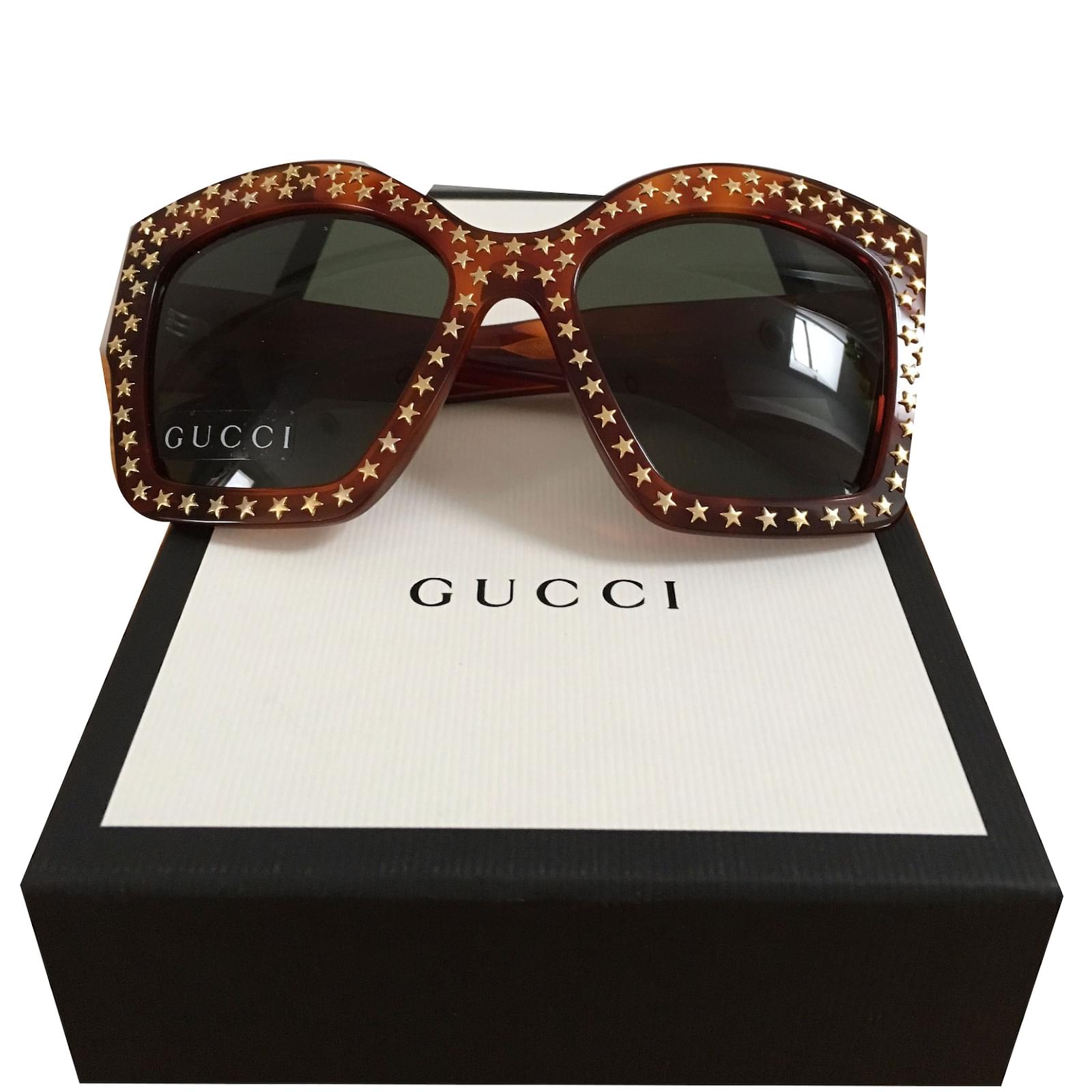 Lunettes de soleil carrées Gucci avec clous d'étoiles dorées. Acetate ...