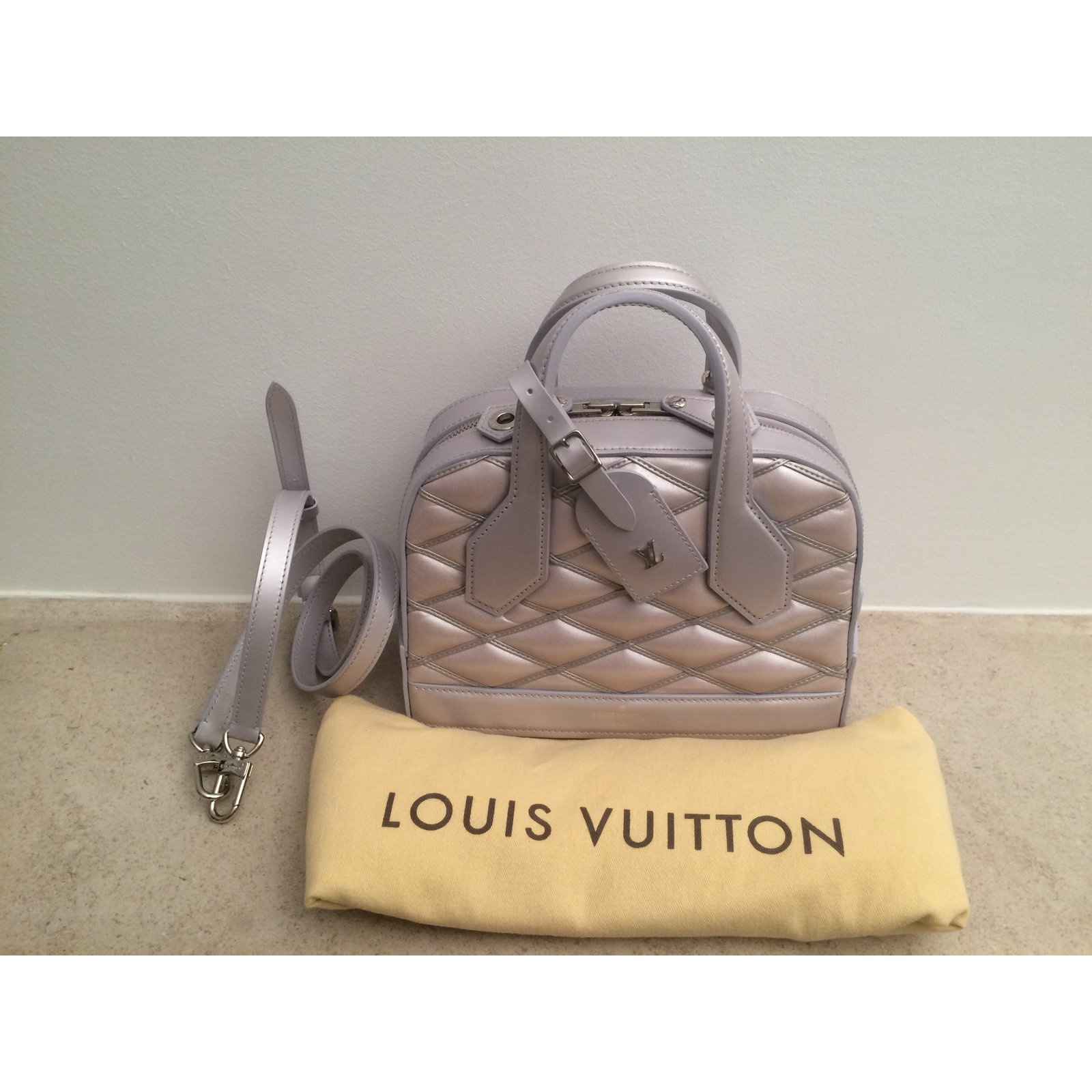 Louis Vuitton Dora Mini Bag Silvery Lambskin ref.49633 - Joli Closet