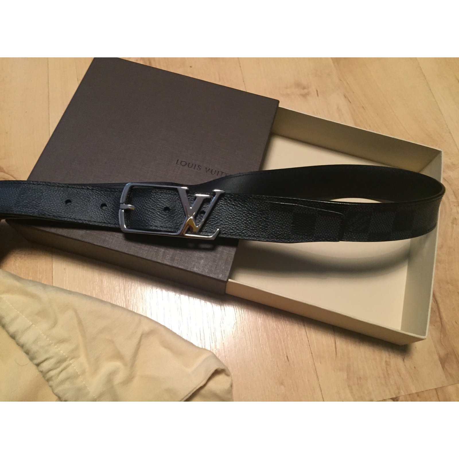 Louis Vuitton Cinturones Negro Cuero ref.49650 - Joli Closet