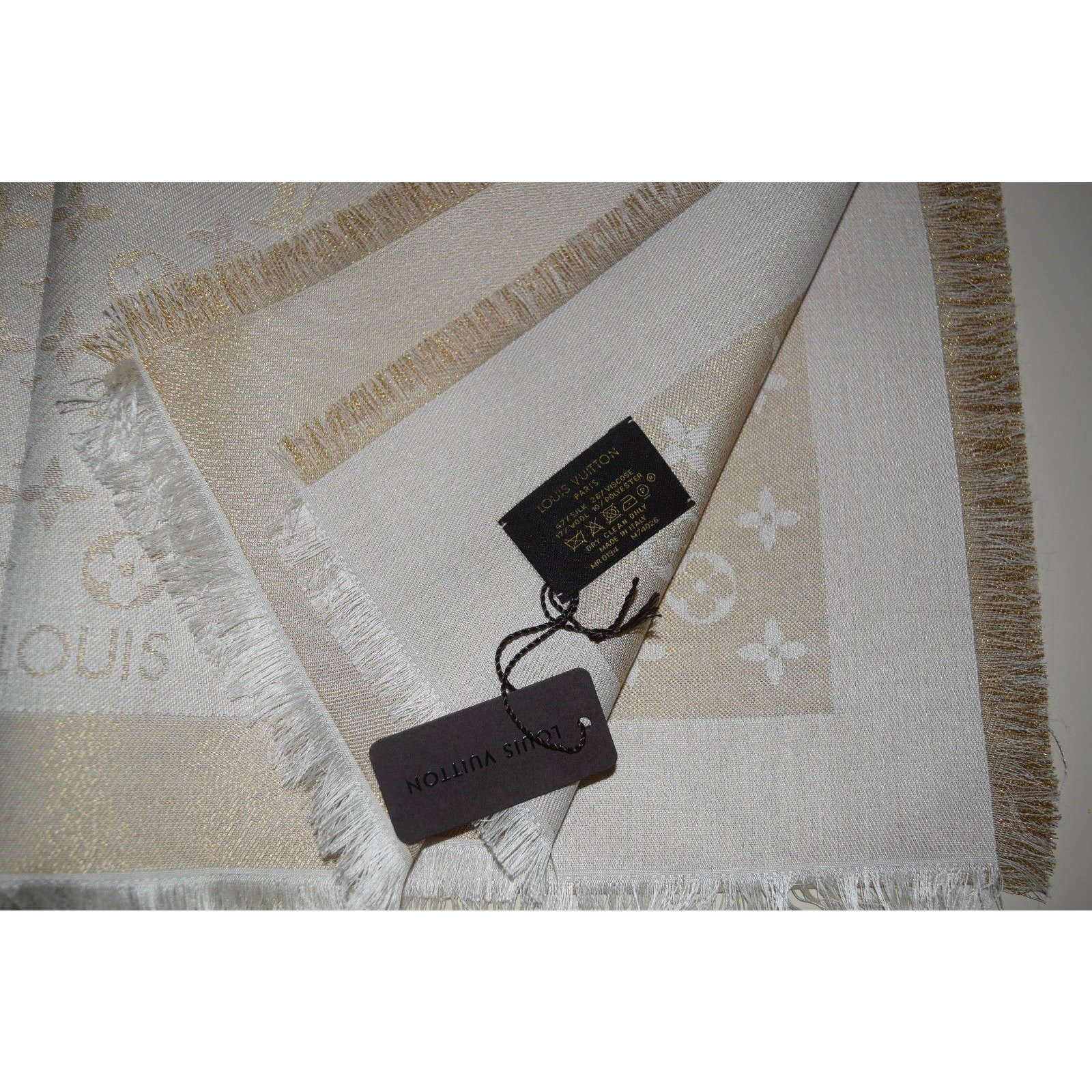 Louis Vuitton Classical Monogram Scarf Beige Silk ref.50543 - Joli