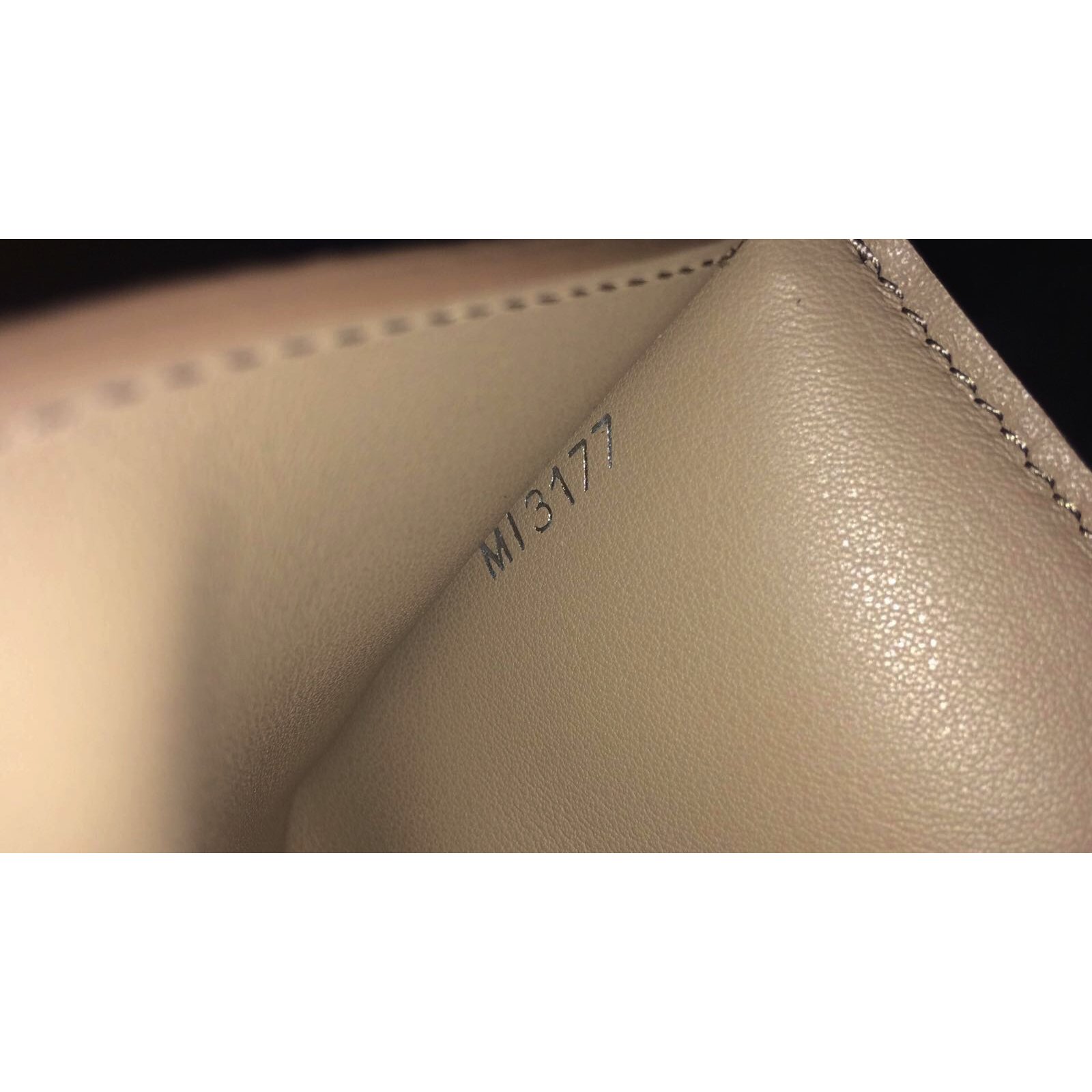 Louis Vuitton Capucines Compact Magnolia Beige Leather ref.51034 - Joli  Closet