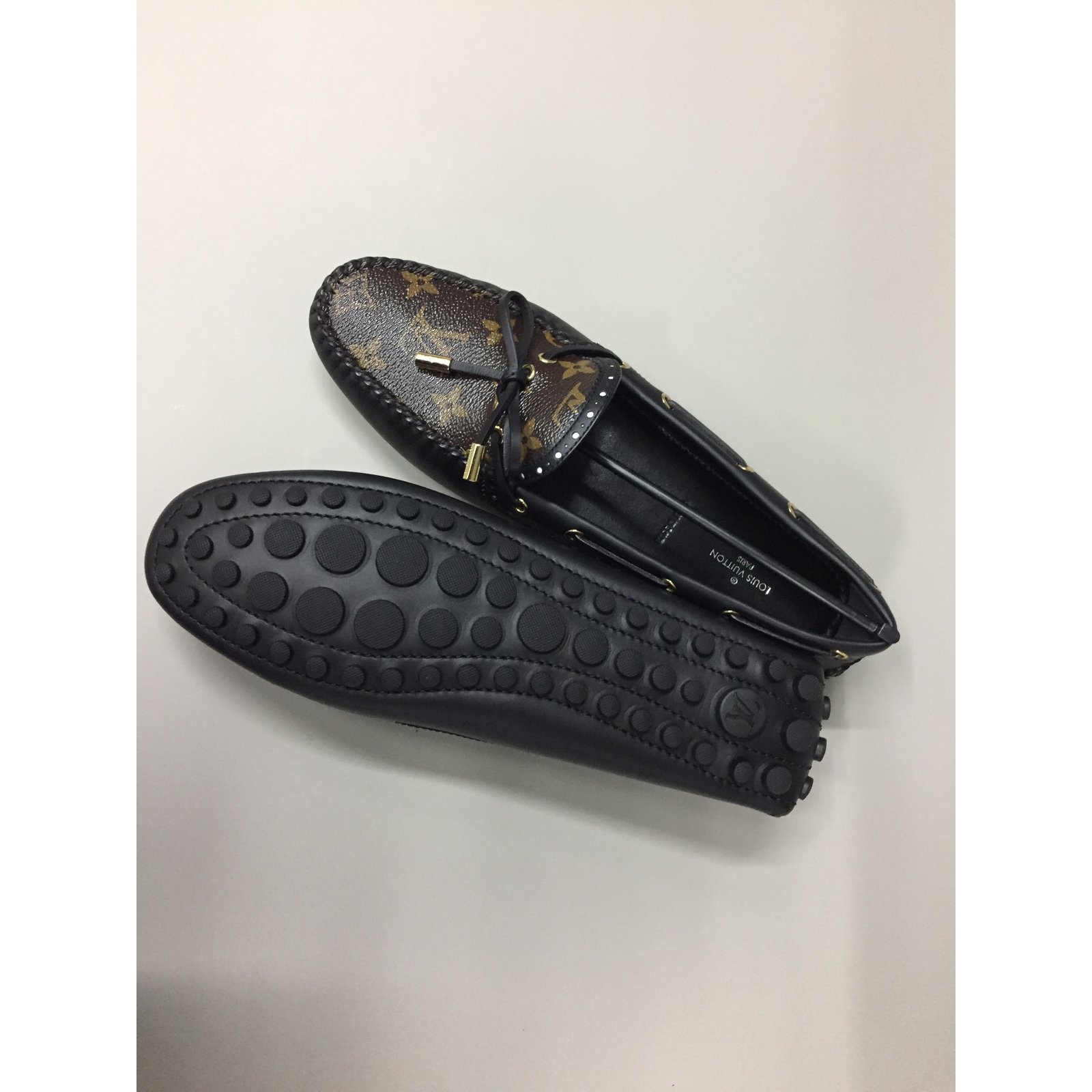 Louis Vuitton Loafers Slip ons White Grey Leather ref.521945 - Joli Closet