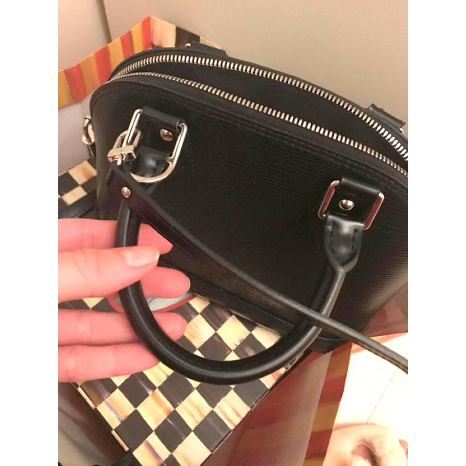 Alma Louis Vuitton Handbag Black Leather ref.25332 - Joli Closet