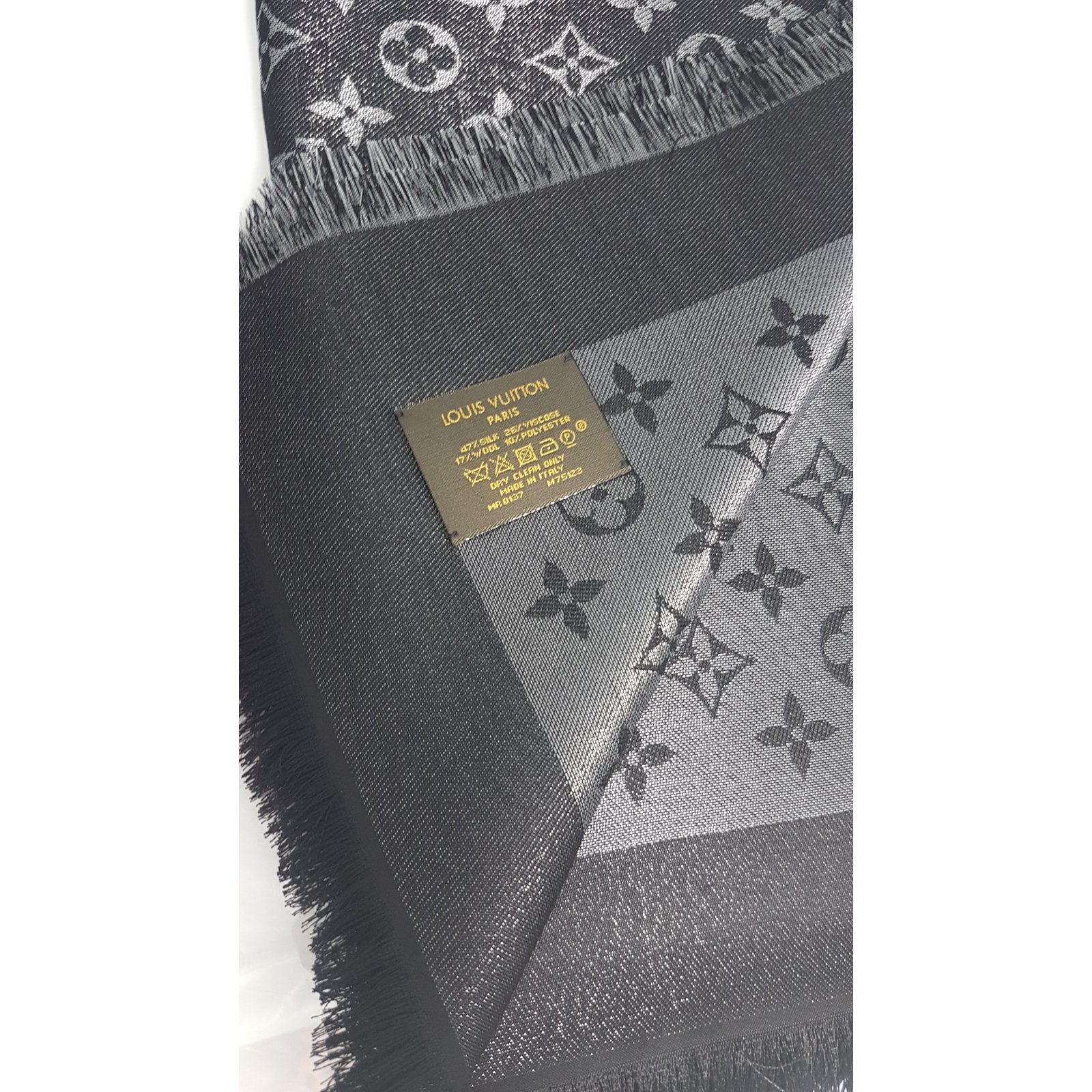 Louis Vuitton M72252 Monogram Black Shine Shawl For Sale at 1stDibs
