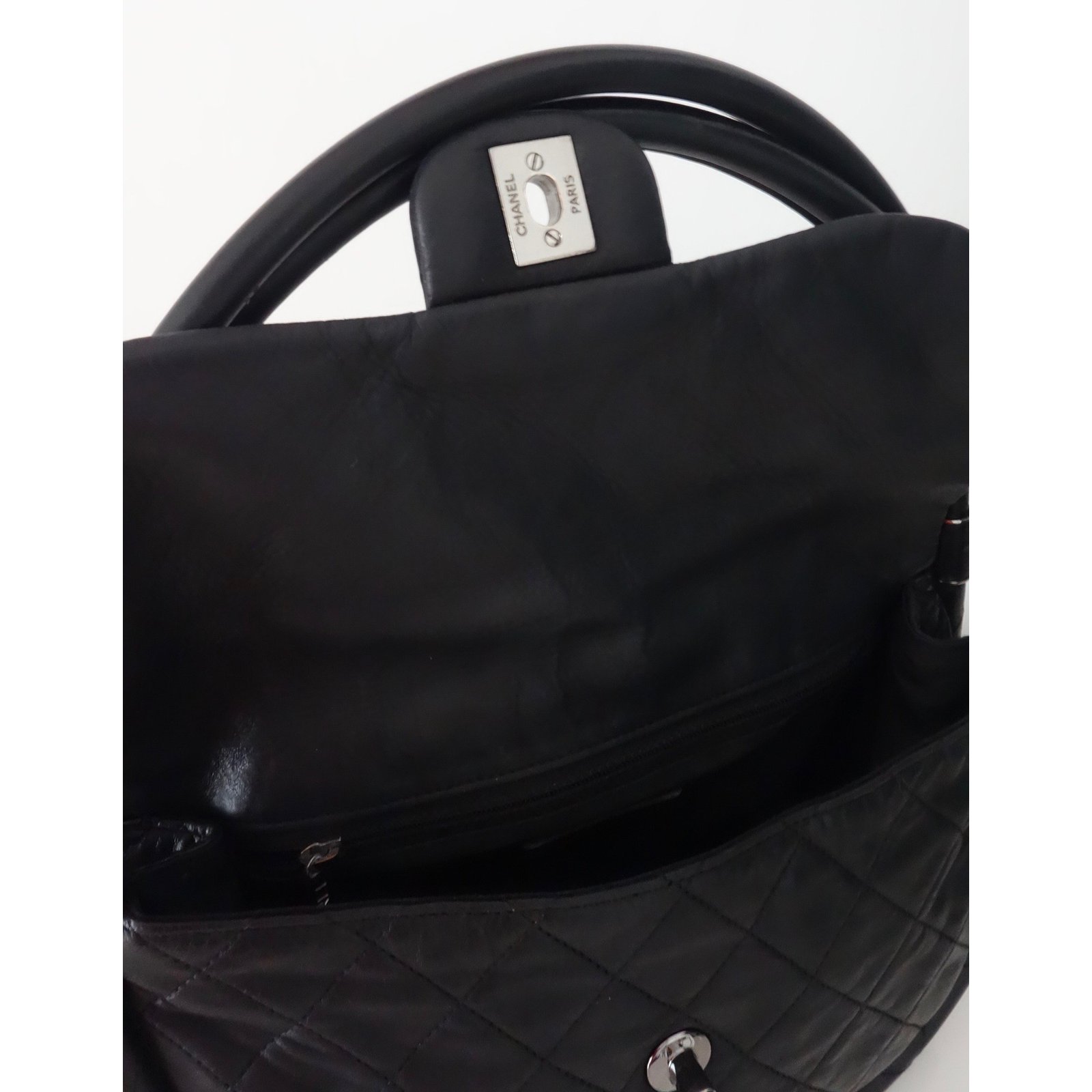 Chanel - Authenticated Hula Hoop Handbag - Leather Black Plain for Women, Very Good Condition
