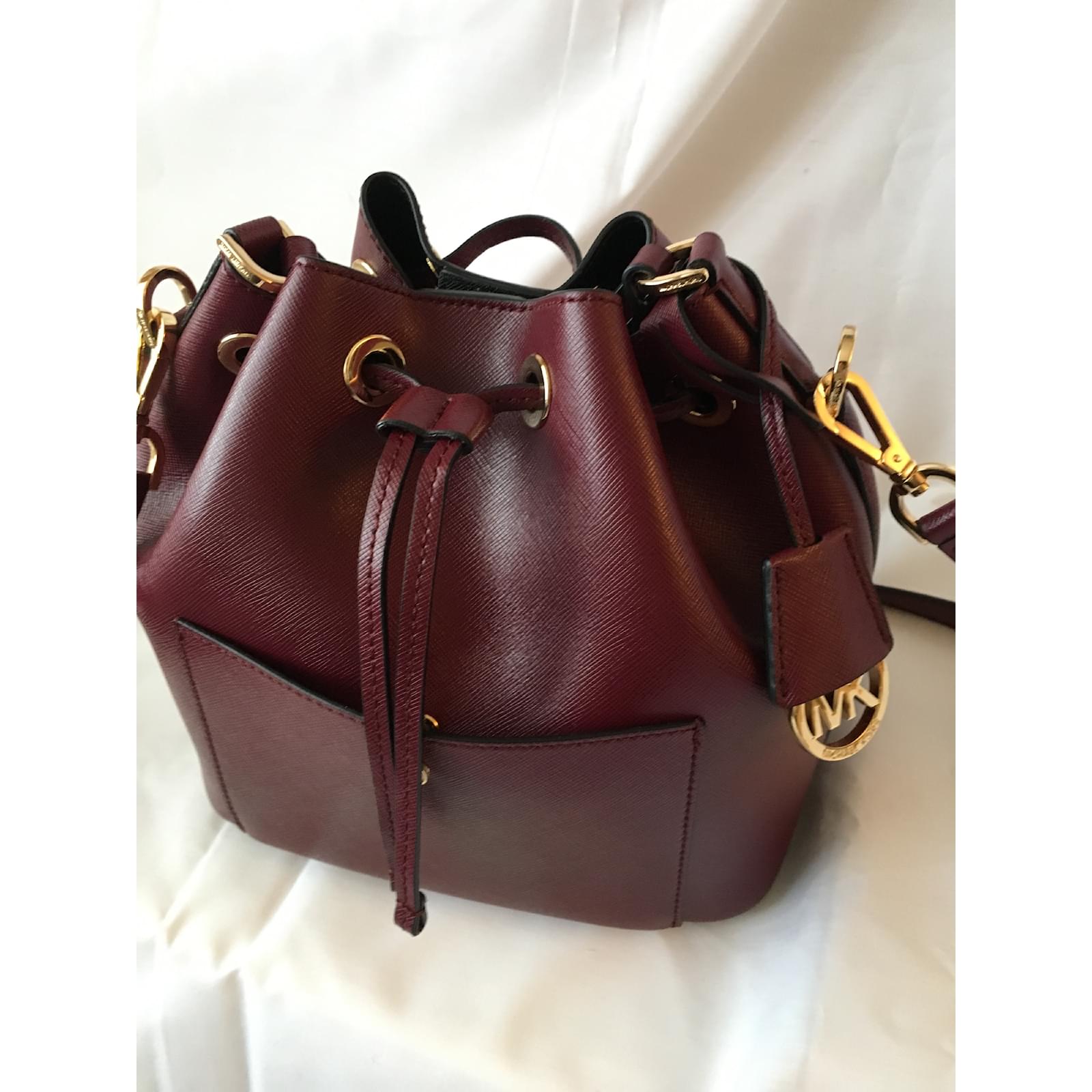 Michael Kors Greenwich MD Bucket Dark red Leather ref.54483 - Joli Closet