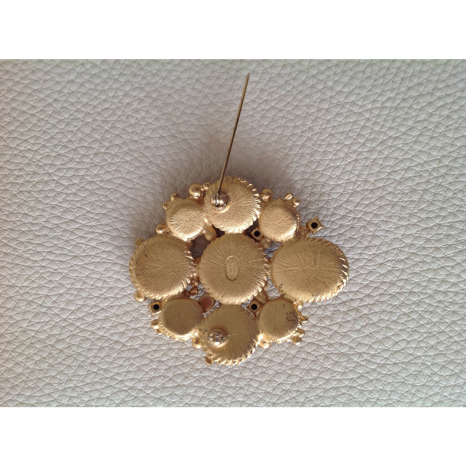 Broche Vintage En Métal Et Pierres - Jolie Pièce D'occasion Pour Collection Ou Accessoire