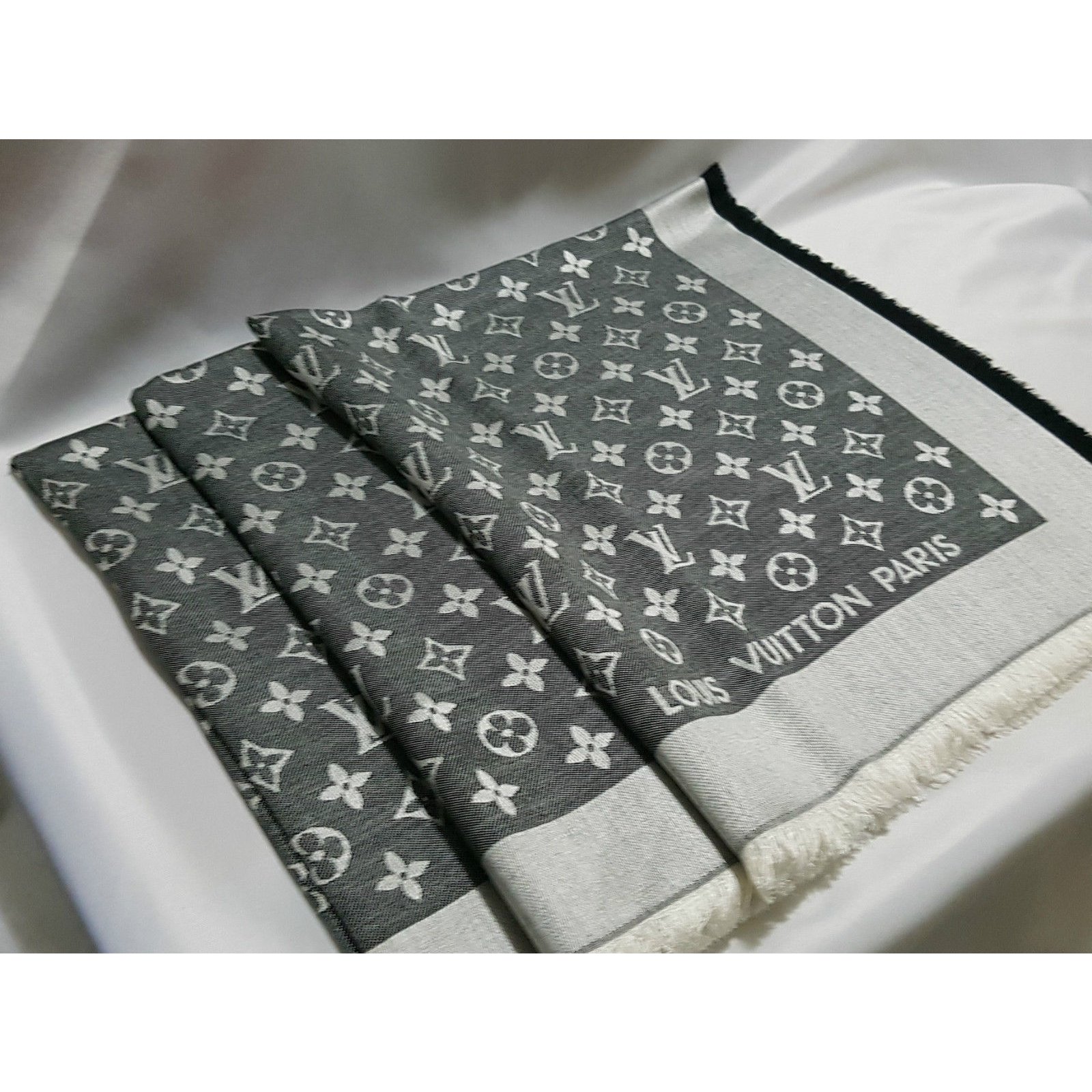Louis Vuitton Classical Monogram Scarf Black Silk ref.51596 - Joli