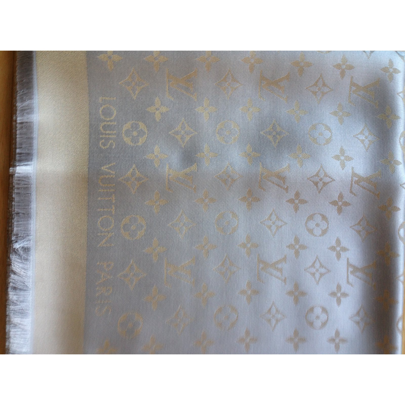 Louis Vuitton Monogram Scarf Beige Silk ref.121155 - Joli Closet