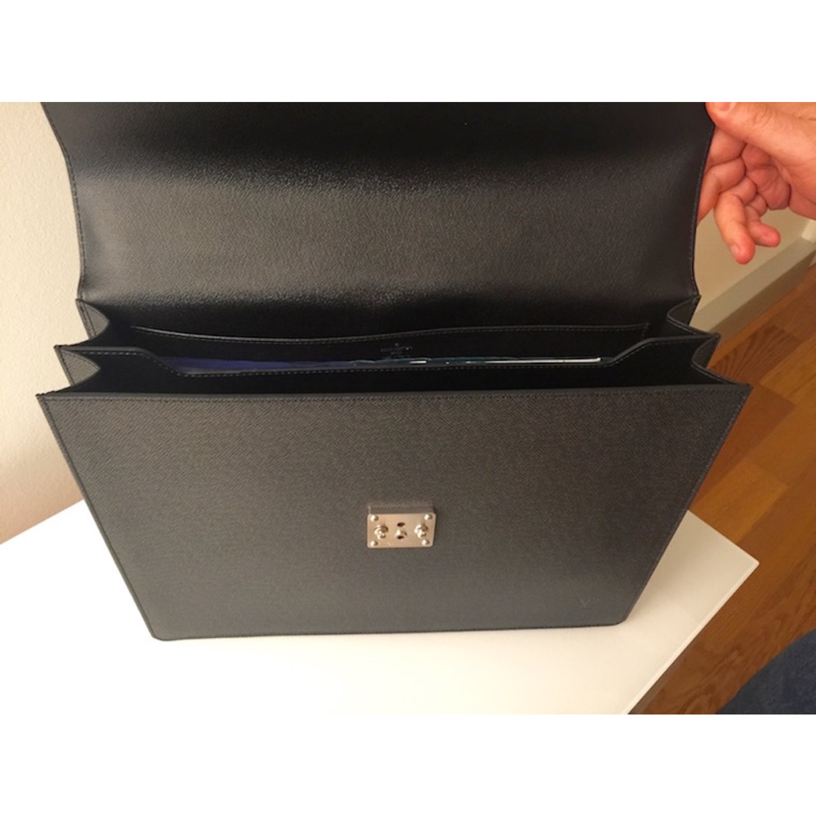 Louis Vuitton NEO ROBUSTO Black Leather ref.56779 - Joli Closet