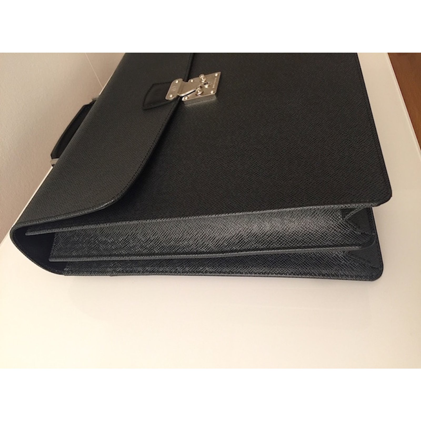 Louis Vuitton Small flat bag Black Leather ref.239911 - Joli Closet