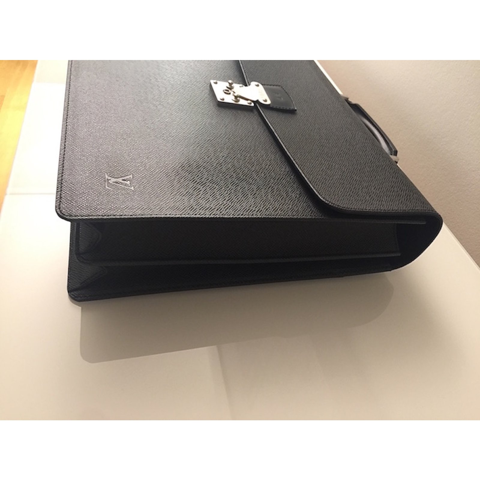 Louis Vuitton Taiga Black Leather ref.998496 - Joli Closet