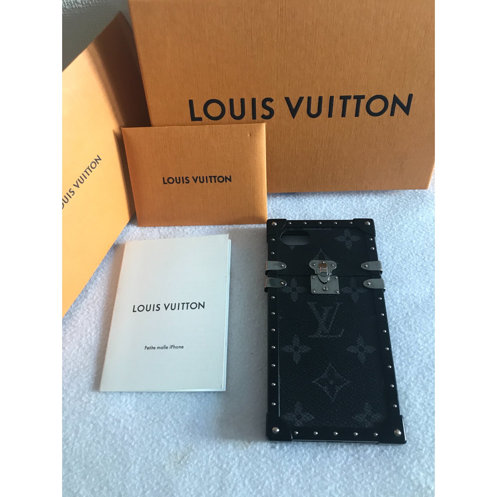 Louis Vuitton Iphone 7/8 Eye Trunk Dark grey ref.58316 - Joli Closet