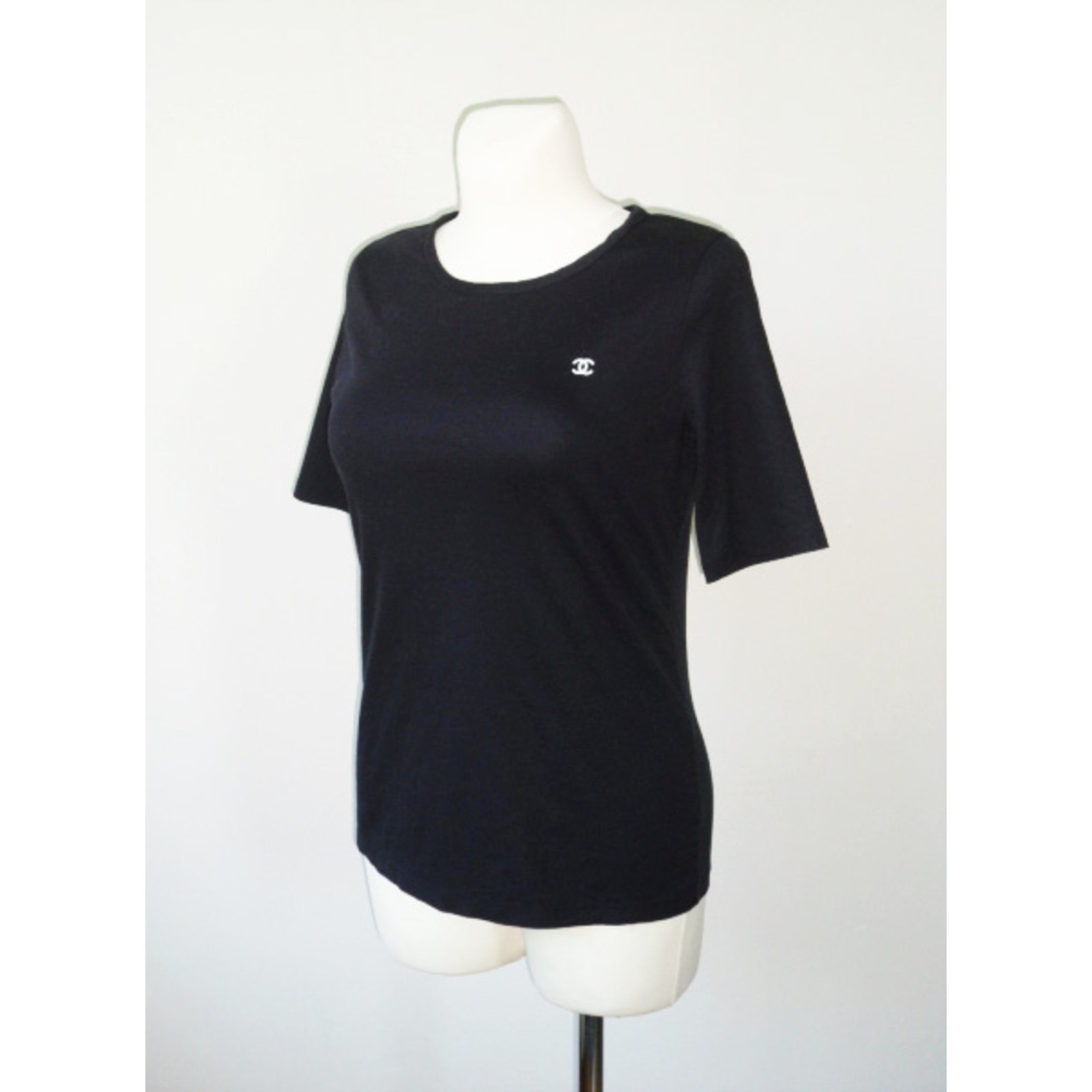 Chanel Uniform Black T-Shirt with White CC Logo Cotton ref.58617 - Joli  Closet