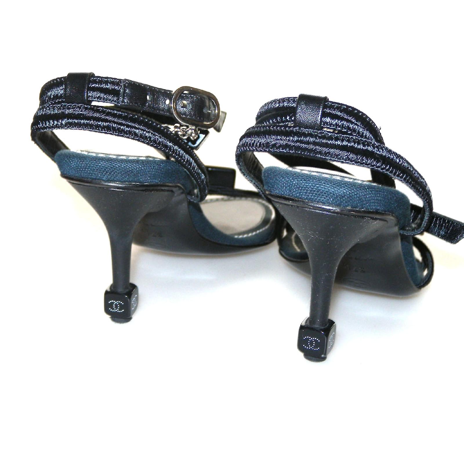 シャネル　靴 Chanel Sandals Black Navy blue Cloth ref.62273 - Joli Closet