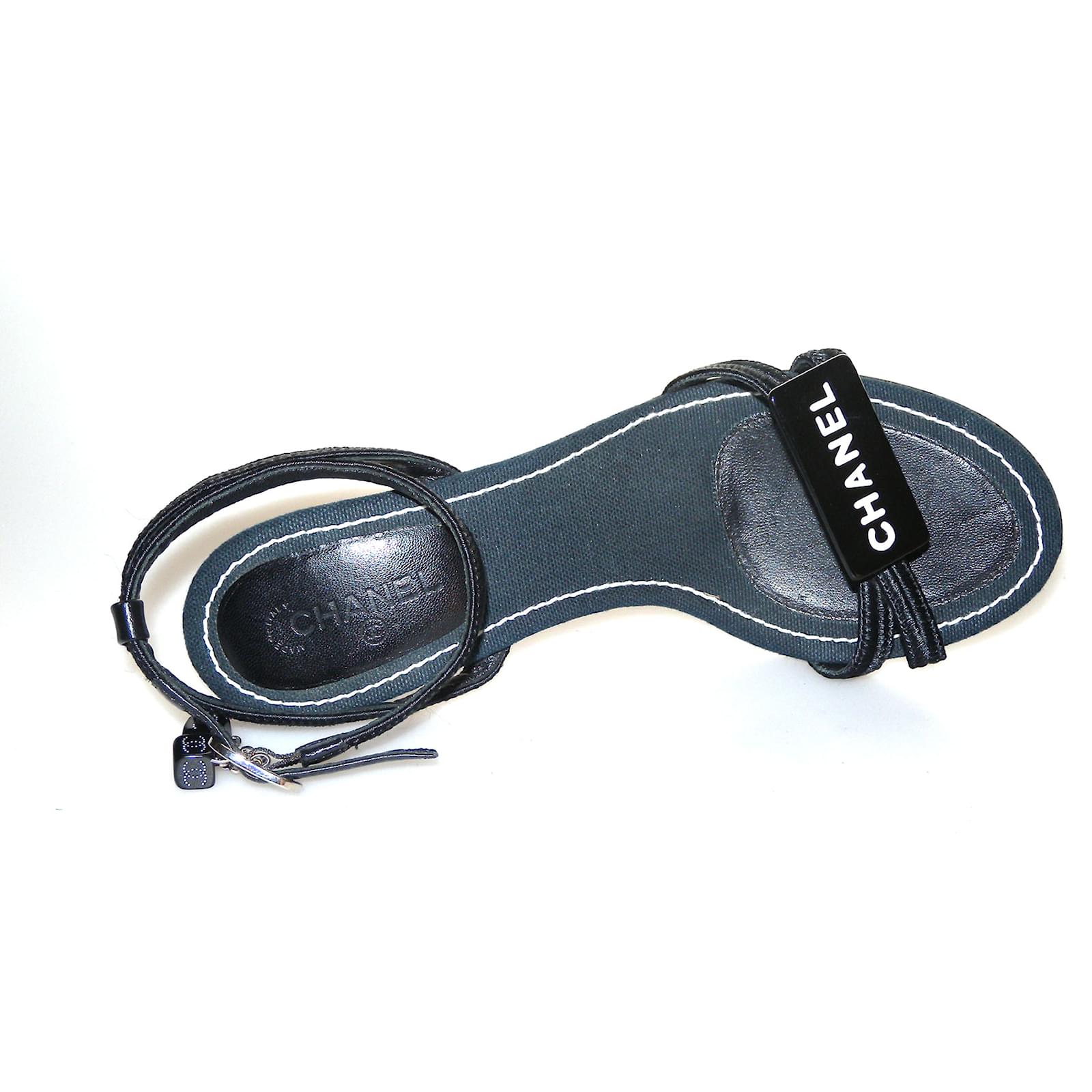 シャネル 靴 Chanel Sandals Black Navy blue Cloth ref.62273 - Joli Closet