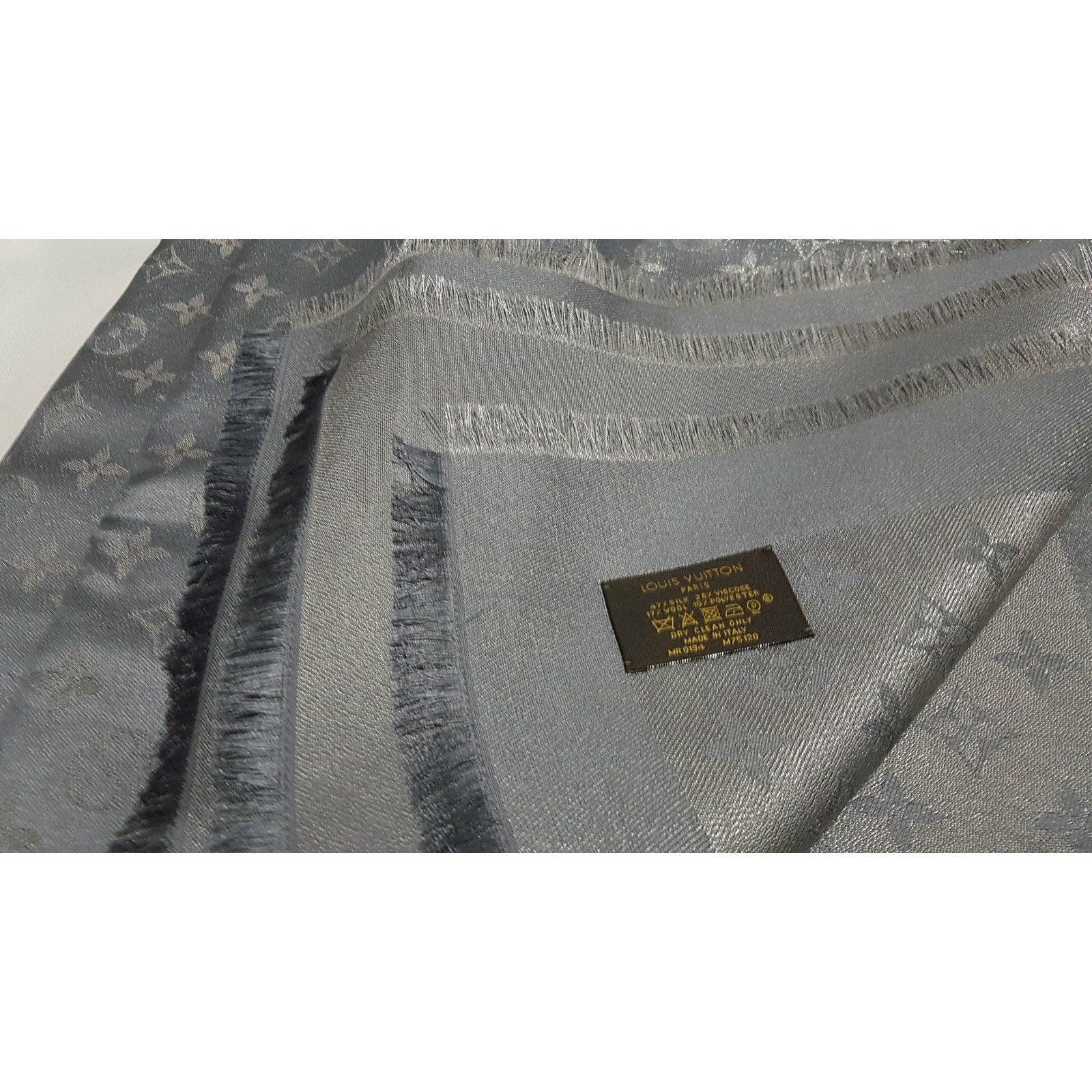 Louis Vuitton Classic Monogram Scarf Grey Silk ref.62607 - Joli Closet