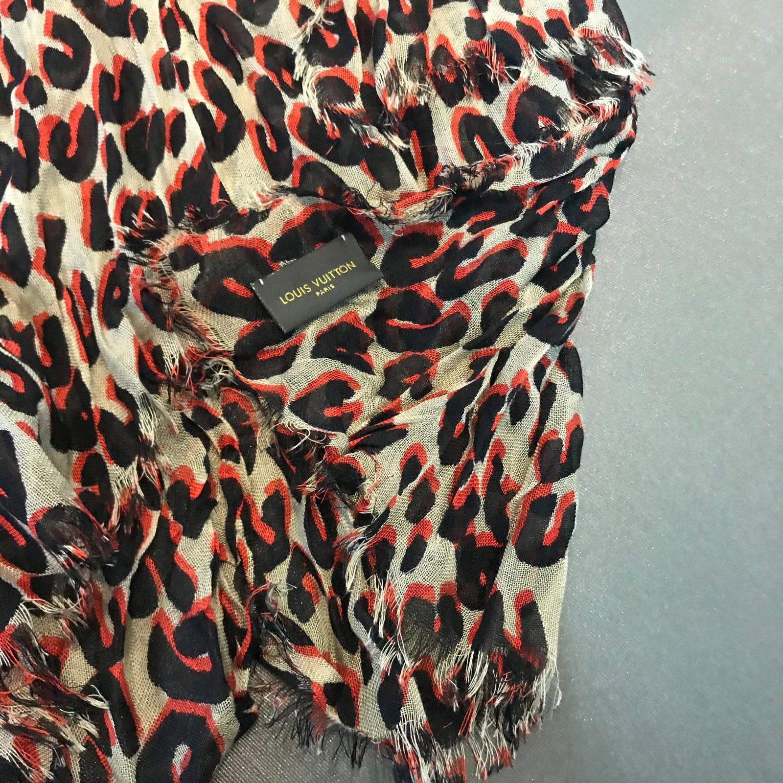 Louis Vuitton leopard stole Beige Leopard print Cashmere Wool ref.62829 -  Joli Closet