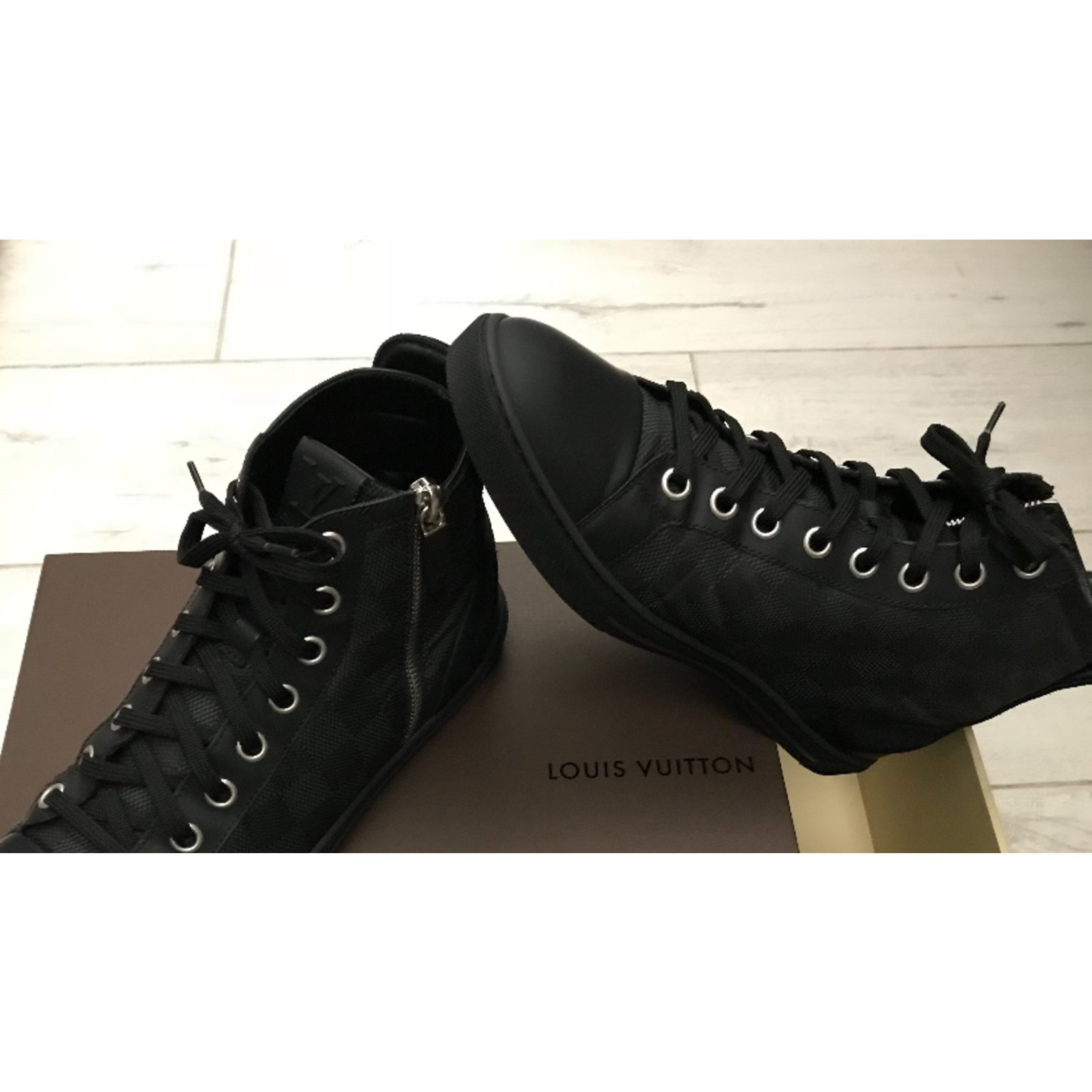 Louis Vuitton Sneakers Black Leather ref.63142 - Joli Closet