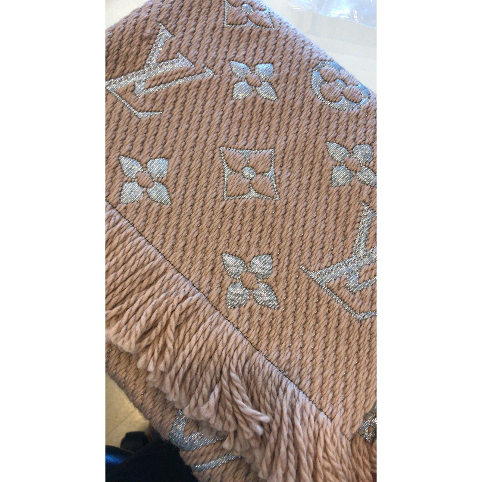 Louis Vuitton Scarves Beige Wool ref.63268 - Joli Closet