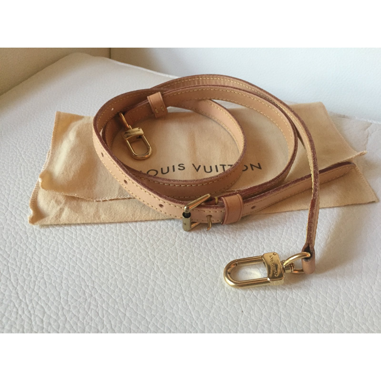 Louis Vuitton shoulder strap Cream Leather ref.64240 - Joli Closet