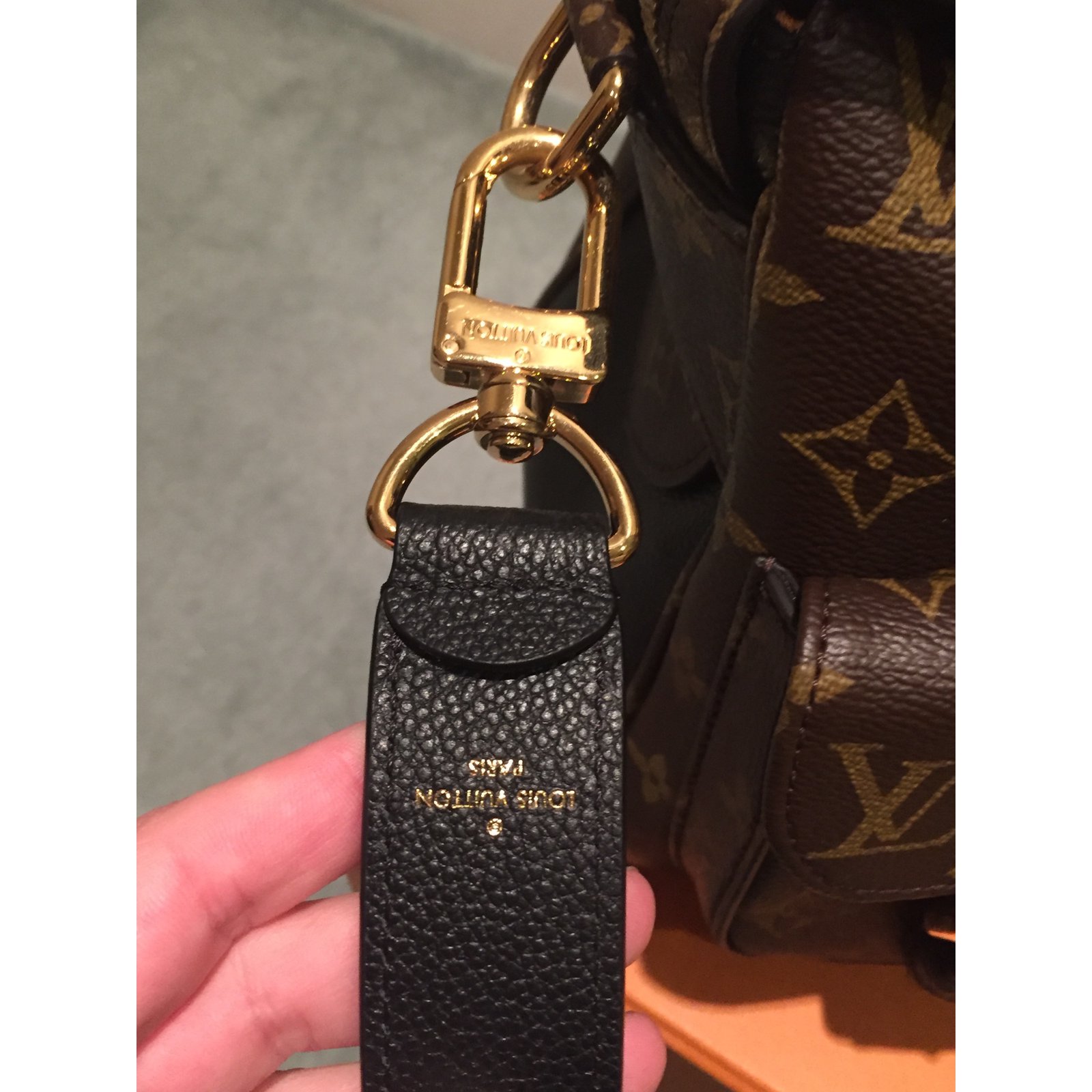 Manhattan leather handbag Louis Vuitton Grey in Leather - 24969894