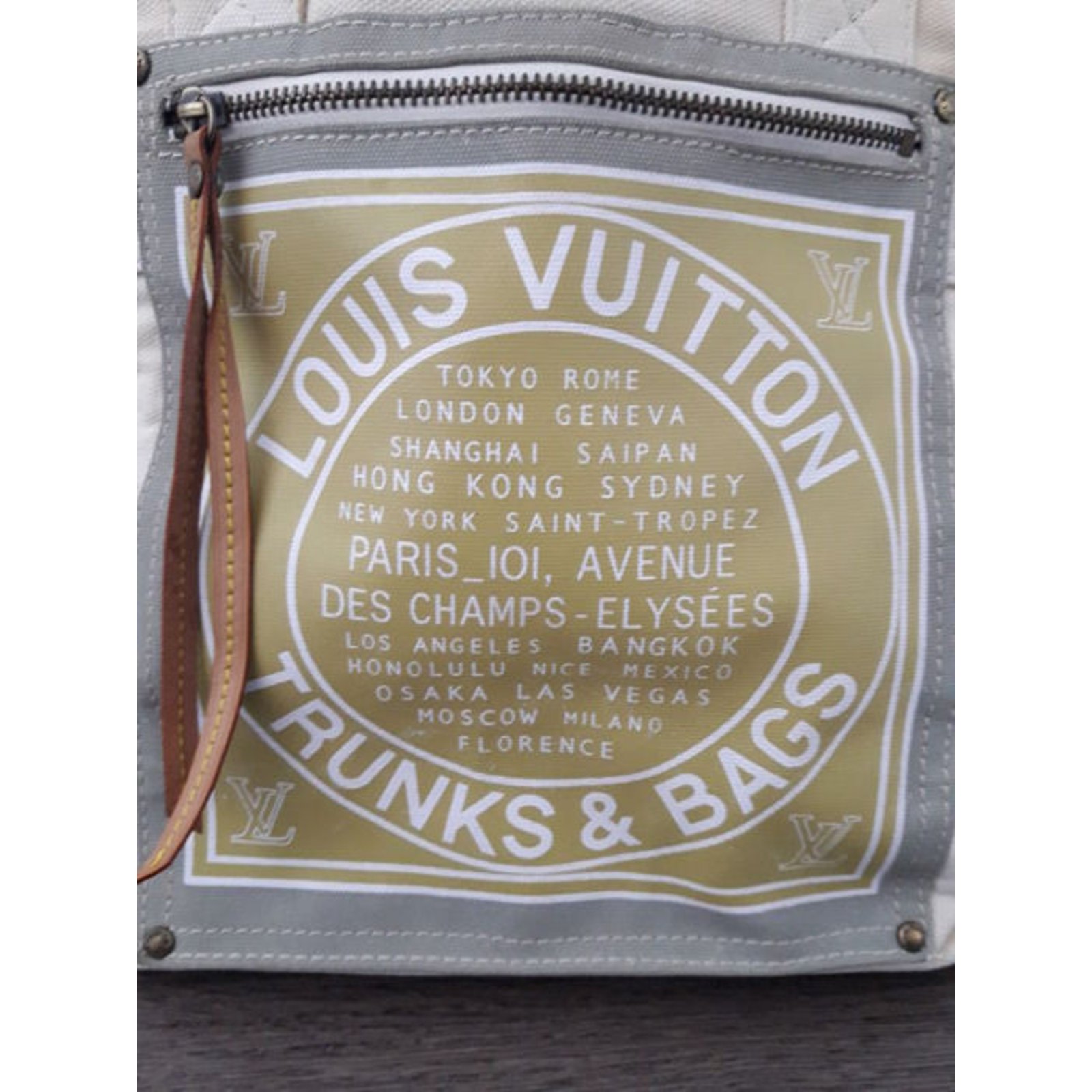 LOUIS VUITTON Trunk Paper Weight VIP Only Beige Brown Gold LV Auth am4508  Golden Metal ref.956011 - Joli Closet