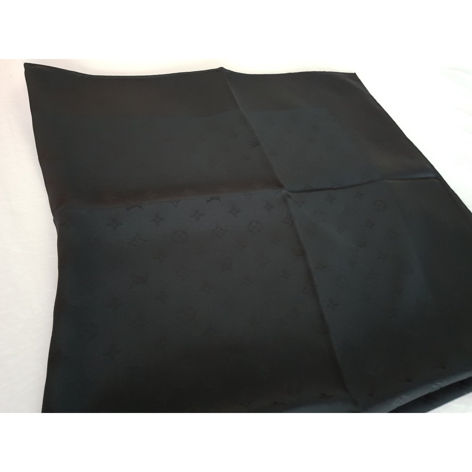 Louis Vuitton Silk scarves Black ref.61095 - Joli Closet