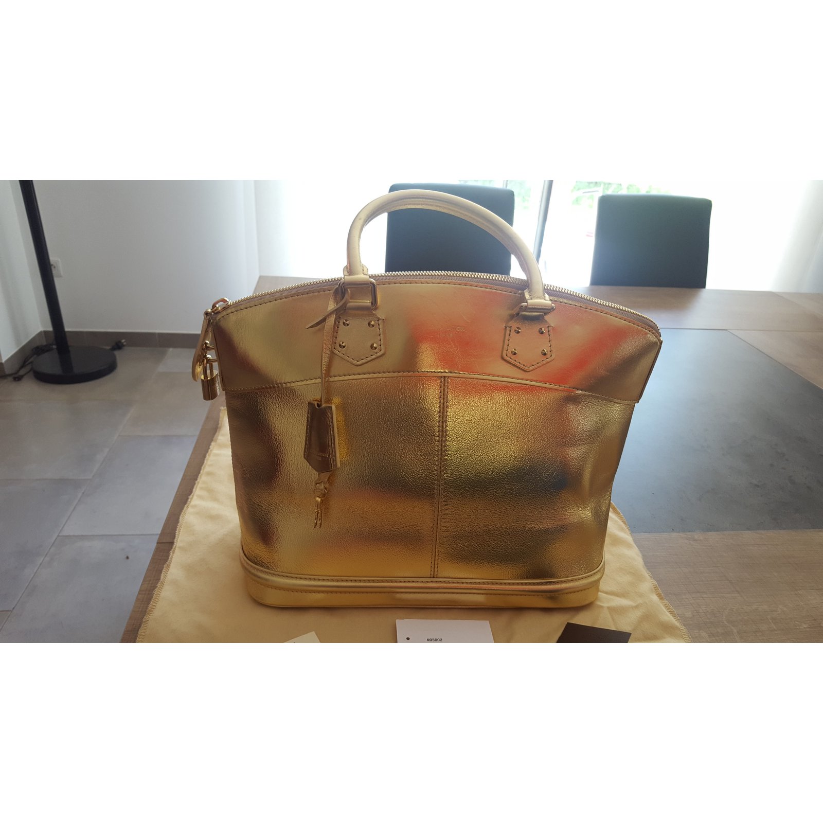 Louis Vuitton LOCKIT MM SUHALI Golden Metallic Leather Goatskin ref.70703 -  Joli Closet