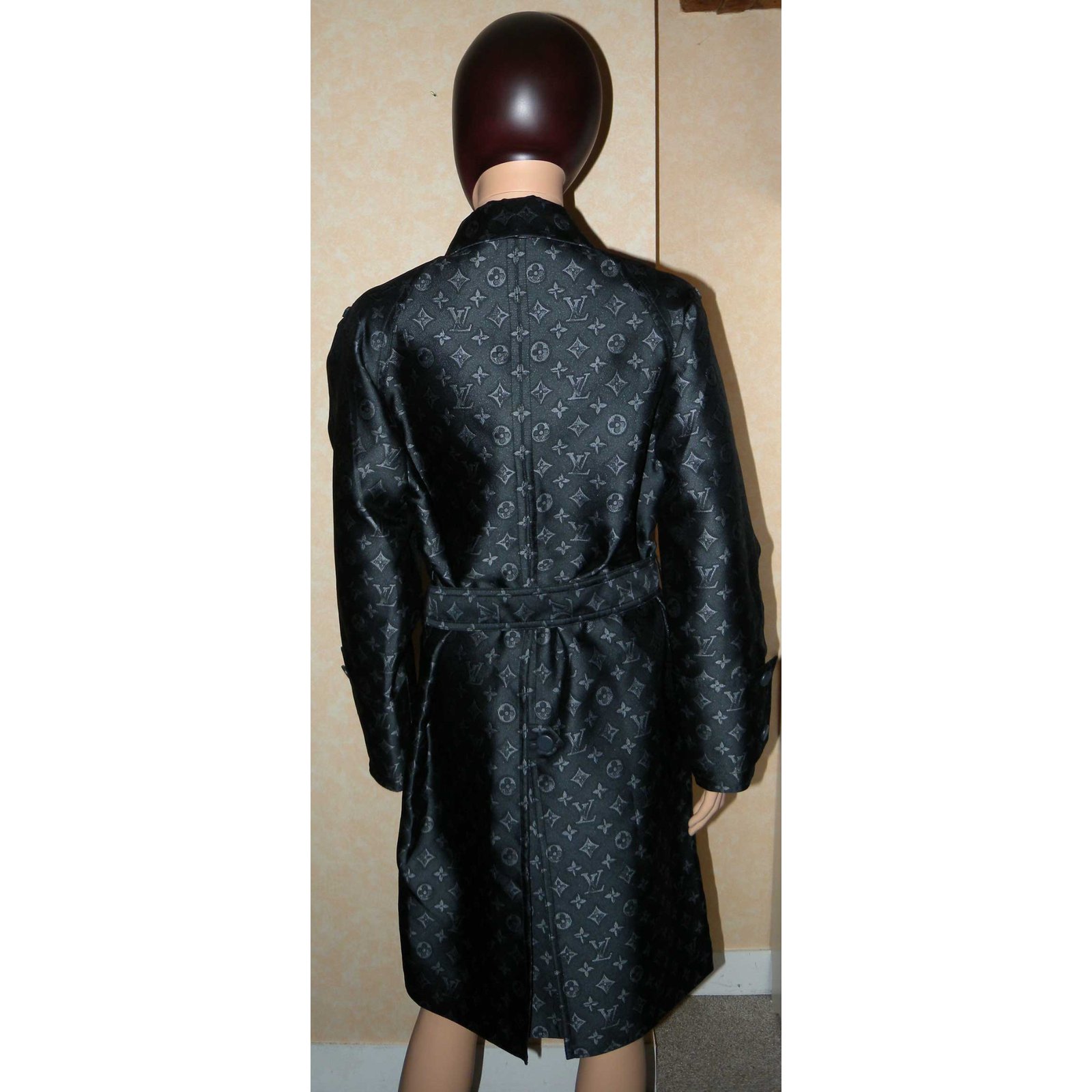 Louis Vuitton Trench coats Black Grey Leather Silk Polyester Viscose  ref.71786 - Joli Closet