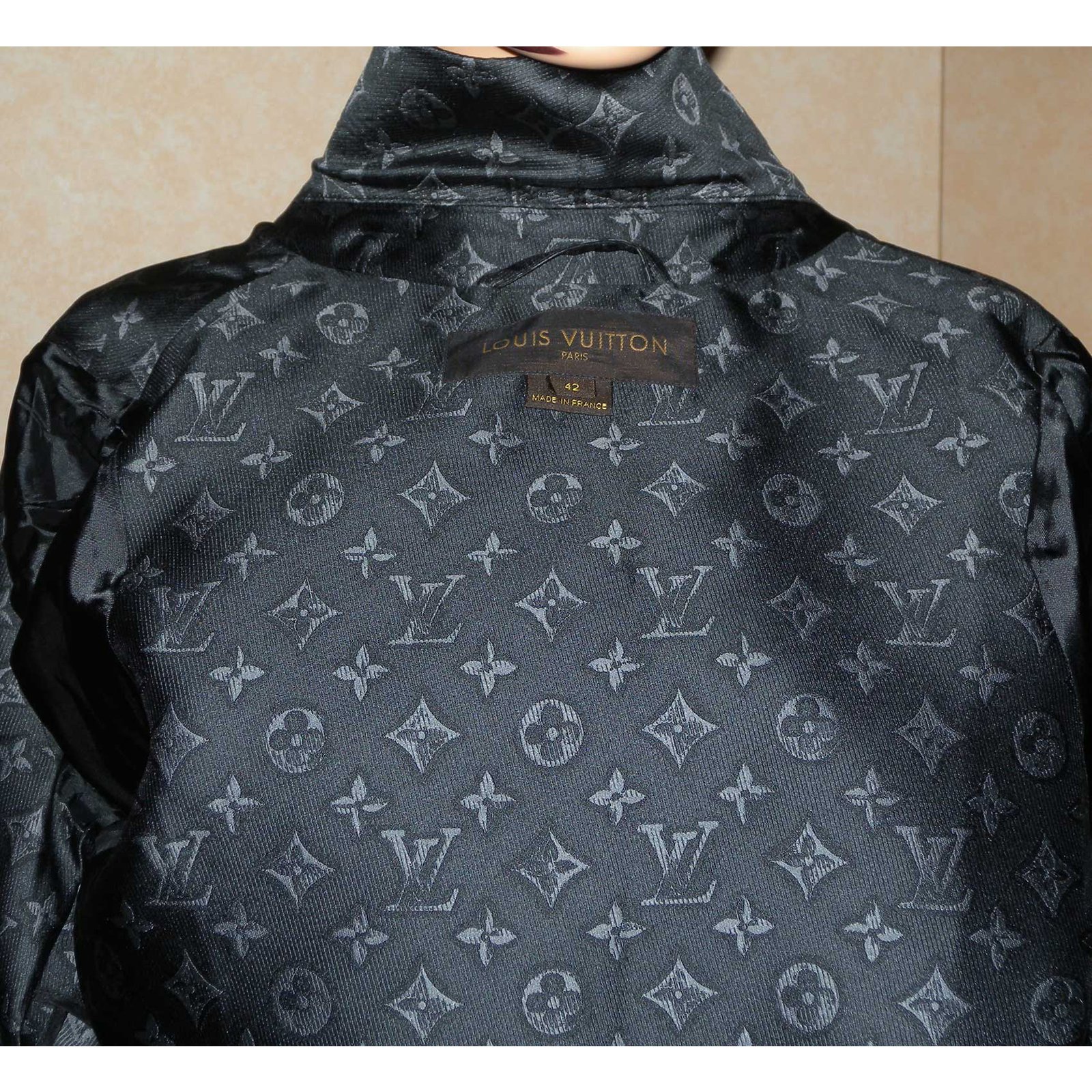 Louis Vuitton Trench coats Black Grey Leather Silk Polyester Viscose  ref.71786 - Joli Closet