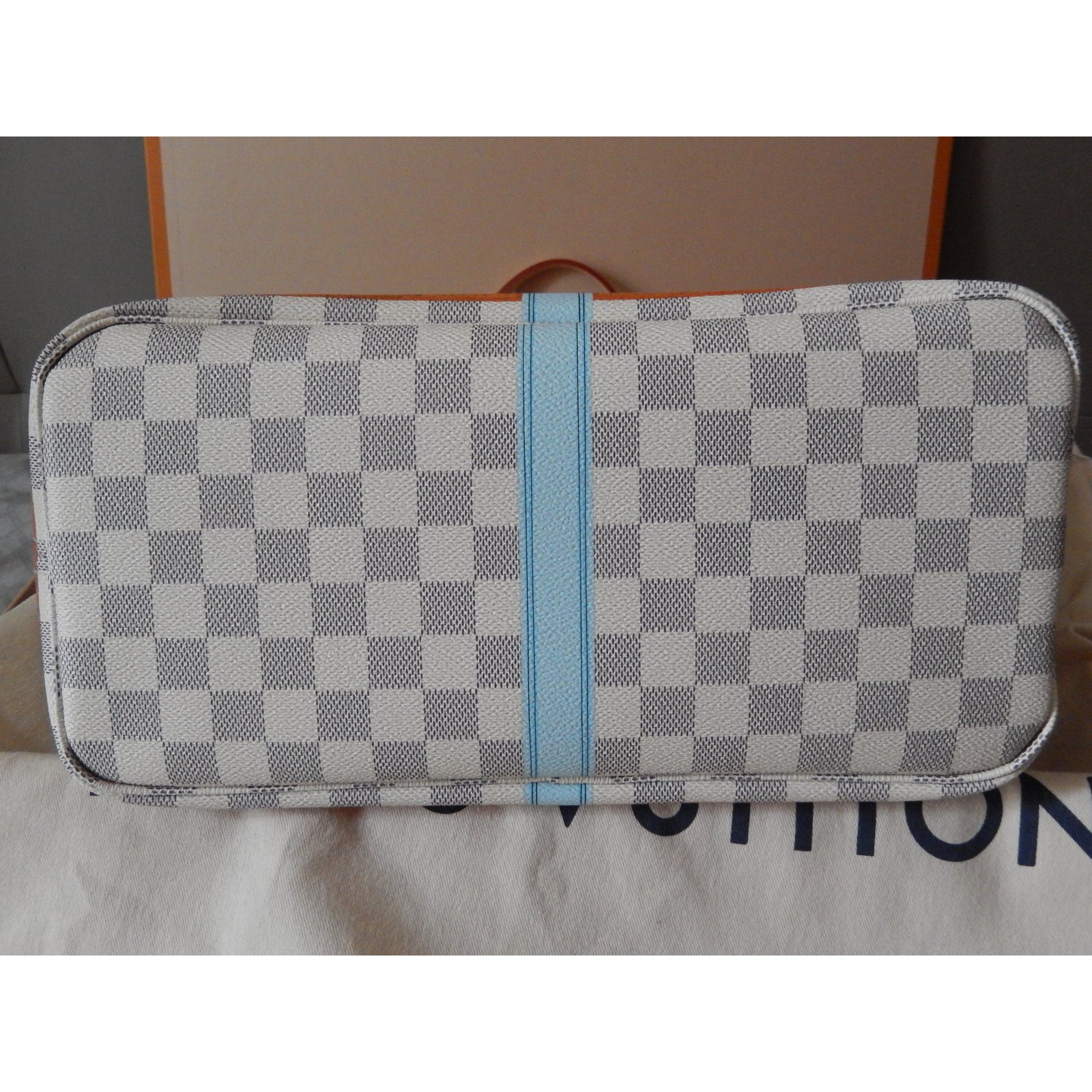 Neverfull Louis Vuitton Handbags White ref.73094 - Joli Closet