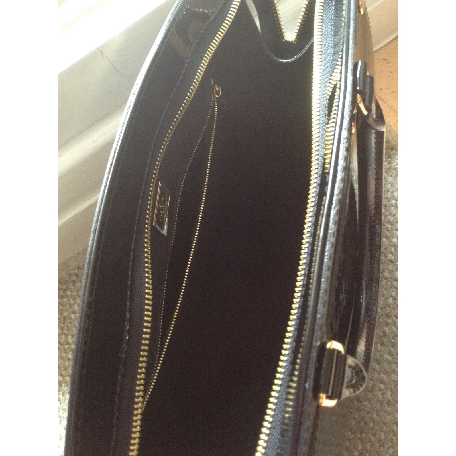 Louis Vuitton Handbags Black Patent leather ref.75330 - Joli Closet