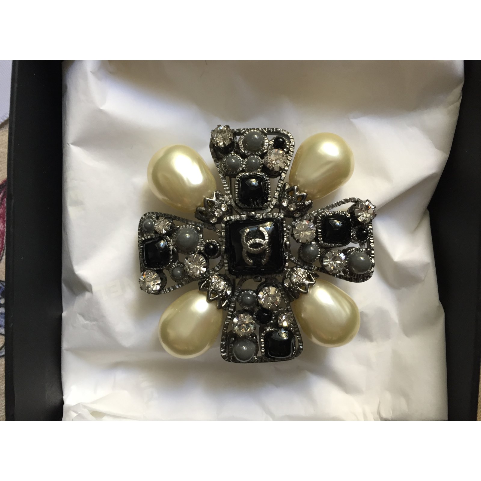 Chanel Pins & brooches Black Metal ref.80221 - Joli Closet