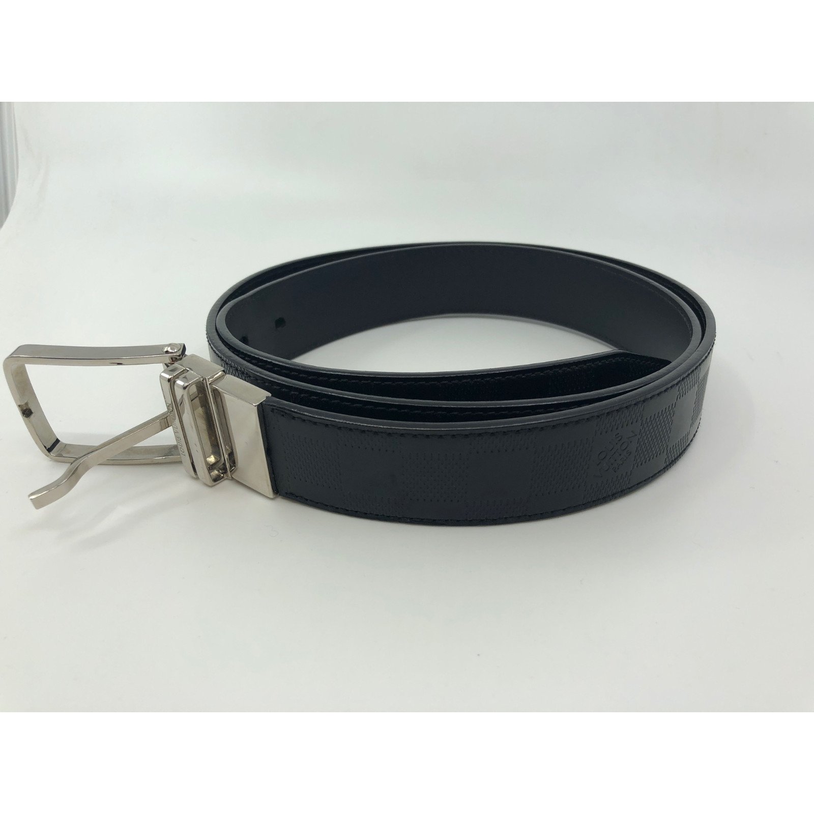 Louis Vuitton Belts Black Leather ref.49650 - Joli Closet
