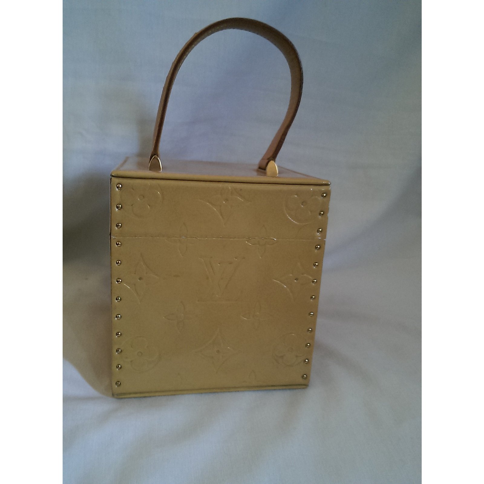 Louis Vuitton Bleecker Beige Patent leather ref.83326 - Joli Closet